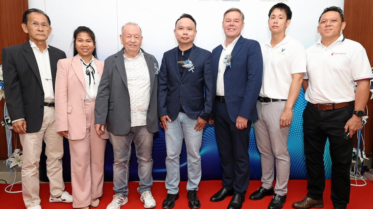 เราช่วยได้ นพ.ธรณัส กระต่ายทอง และ นพ.มิชาเอล เวเบอร์ ลงนามความร่วมมือระหว่างวี พรีซิชั่น คลินิกแพทย์ทางเลือกกับเวเบอร์ เมดิคอล ผู้ผลิตเครื่องมือแพทย์จากเยอรมนี เพื่อให้ความรู้เกี่ยวกับการใช้เครื่อง Weber Laser Therapy เพื่อฟื้นฟูร่างกายในระดับเซลล์ ที่โรงพยาบาลวิภาวดี วันก่อน.