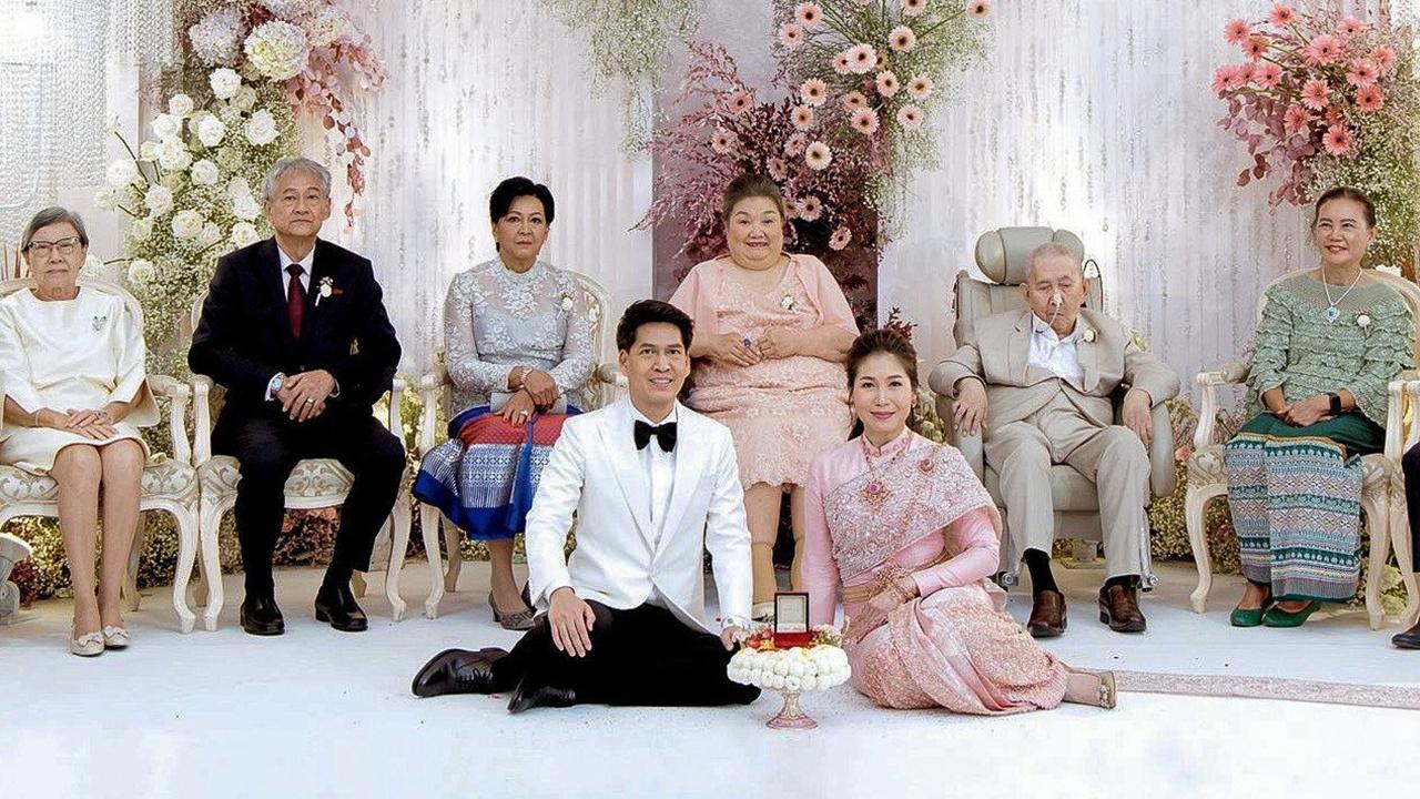 คู่สวีต รศ.ดร.สมถวิล ธนะโสภณ และ เฉลิมพร อรรถยุกติ มาร่วมอวยพรในพิธีหมั้นและวิวาห์ระหว่าง ณสิริ ธนะโสภณ บุตรี จงสฤษฎ์ ธนะโสภณ–ศิริบุปผา จุลละทรัพย์ กับ อาชวิน บุตร วินัย–ฉัตรา ปราชญาพร ท่ามกลางความปลื้มปีติของผู้มาร่วมงาน ที่โรงแรมดิ แอทธินี วันก่อน.