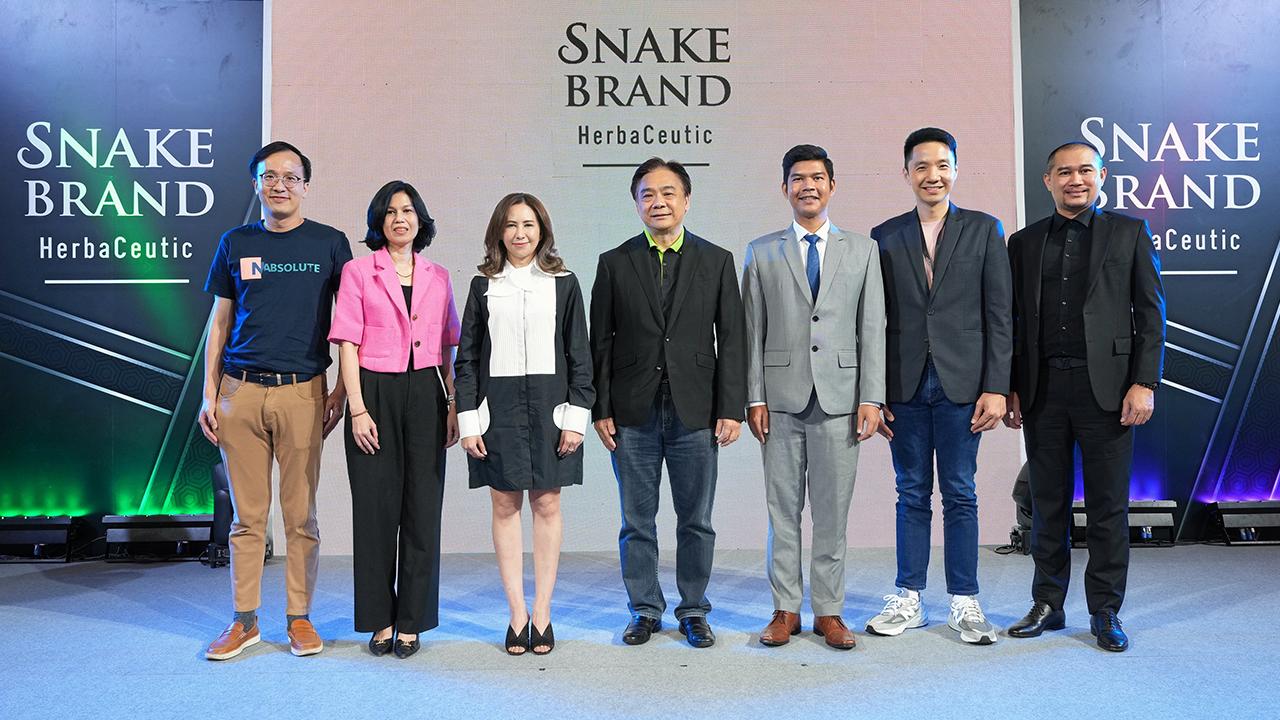 ใช้ดีมาก อนุรุธ ว่องวานิช เปิดตัวบอดี้ โลชั่น แป้งหอมเย็น และคาล์มมิ่ง โลชั่น ผลิตภัณฑ์ใหม่ของ สเนคแบรนด์ เฮอร์บาซูติค จากสารสกัดสมุนไพรธรรมชาติช่วยดูแลฟื้นฟูผิวเพื่อสุขภาพที่ดี โดยมี ชัยวิทย์ วิกิณิยะธนี และ ภวัต เรืองเดชวรชัย มาร่วมงานด้วย ที่สยามพารากอน วันก่อน.