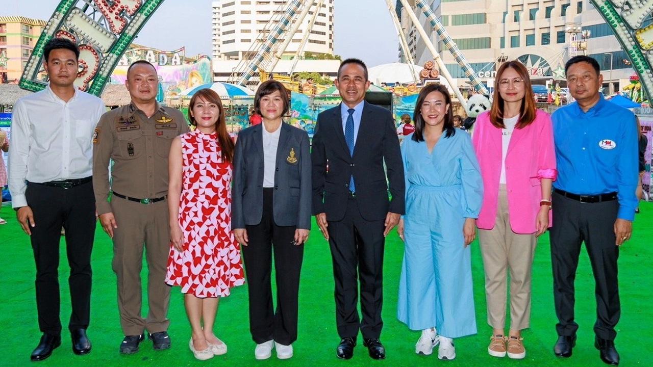 เพลิดเพลิน - ขวัญแก้ว สิริจินดา, ดร.มนัส โนนุช และ จิรศักดิ์ เกิดสุข เปิดงาน “siam Carnival” สวนสนุกสุดยิ่งใหญ่ จัดถึง 21 พ.ค. โดยมี ธนัชชพร พงษ์เย็น, อรุณี อินถนอม, พ.ต.อ.สุรพงษ์ สุขแย้ม และ จงสุรางค์ พรมวัง มาร่วมงานด้วย ที่เซ็นทรัล บางนา วันก่อน.