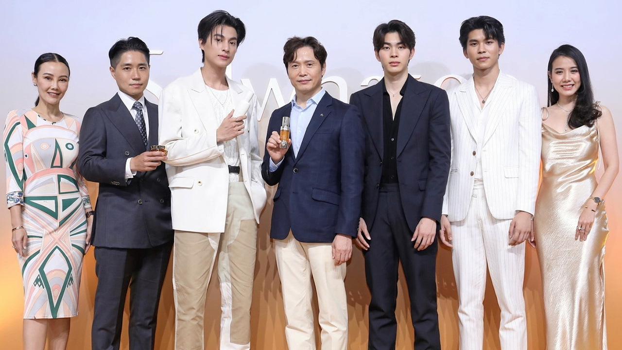 ของดีน่าใช้ - จอง โฮ ชอย จัดงานเปิด SULWHASOO POP UP STORE พร้อมคาแรกเตอร์ใหม่สีส้มอำพัน รังสรรค์โลกแห่งความงามด้วยพลังแห่งศิลปะ โดยมี คณาวุฒิ ไตรพิพัฒนพงษ์, ยัง อิล คิม, วันทิตา ลิ่วเฉลิมวงศ์ และ วิมลลักษณ์ นิลวิไลภร มาร่วมงานด้วย ที่สยามพารากอน วันก่อน.