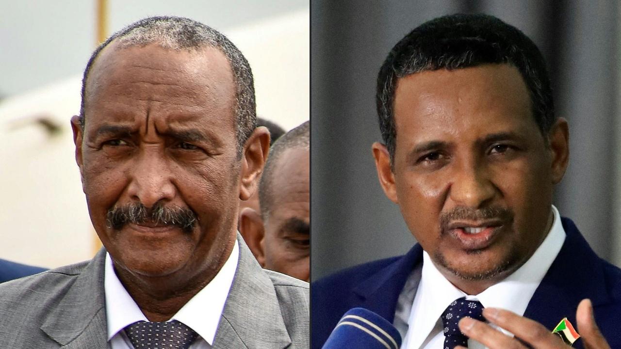 นายพลฟัตตาห์ อัล บูร์ฮาน ผู้บัญชาการกองทัพซูดาน (ซ้าย) กับนายพลโมฮาเหม็ด ฮัมดาน ดากาโล ผู้บัญชาการกองกำลังสนับสนุนเคลื่อนที่เร็ว 