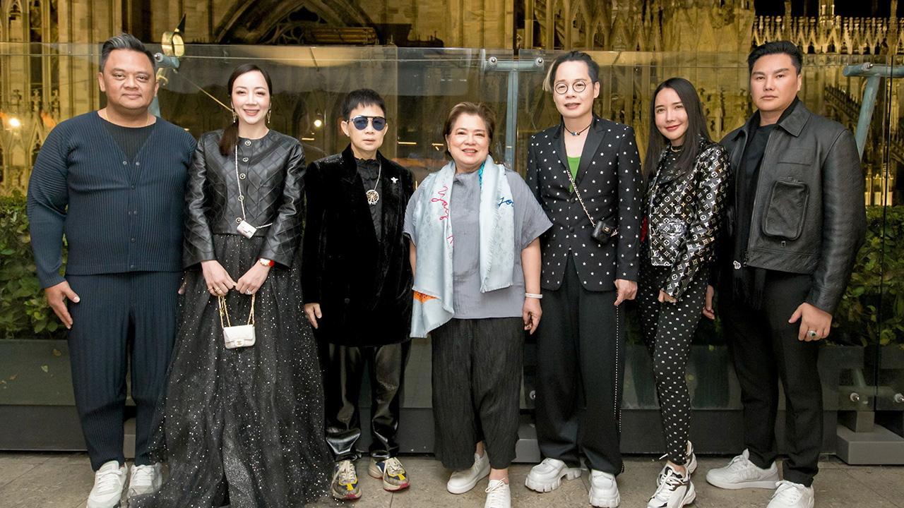 เที่ยวมิลาน ชาริตา ลีลายุทธ จัด “ทริปมิลาน วิวิ อิล โมเมนโต” ให้ลูกค้าคนสำคัญของบัตรเครดิตเซ็นทรัล เดอะวัน และบิวตี้เจมส์ โดยมี สุริยน ศรีอรทัยกุล, นุชนาถ ระวีแสงสูรย์,ธัญยรัตน์ พชรภัทร์ธนัญ และ สุรเดช ภาคปราบ ร่วมการเดินทางด้วย ที่เมืองมิลาน อิตาลี วันก่อน.