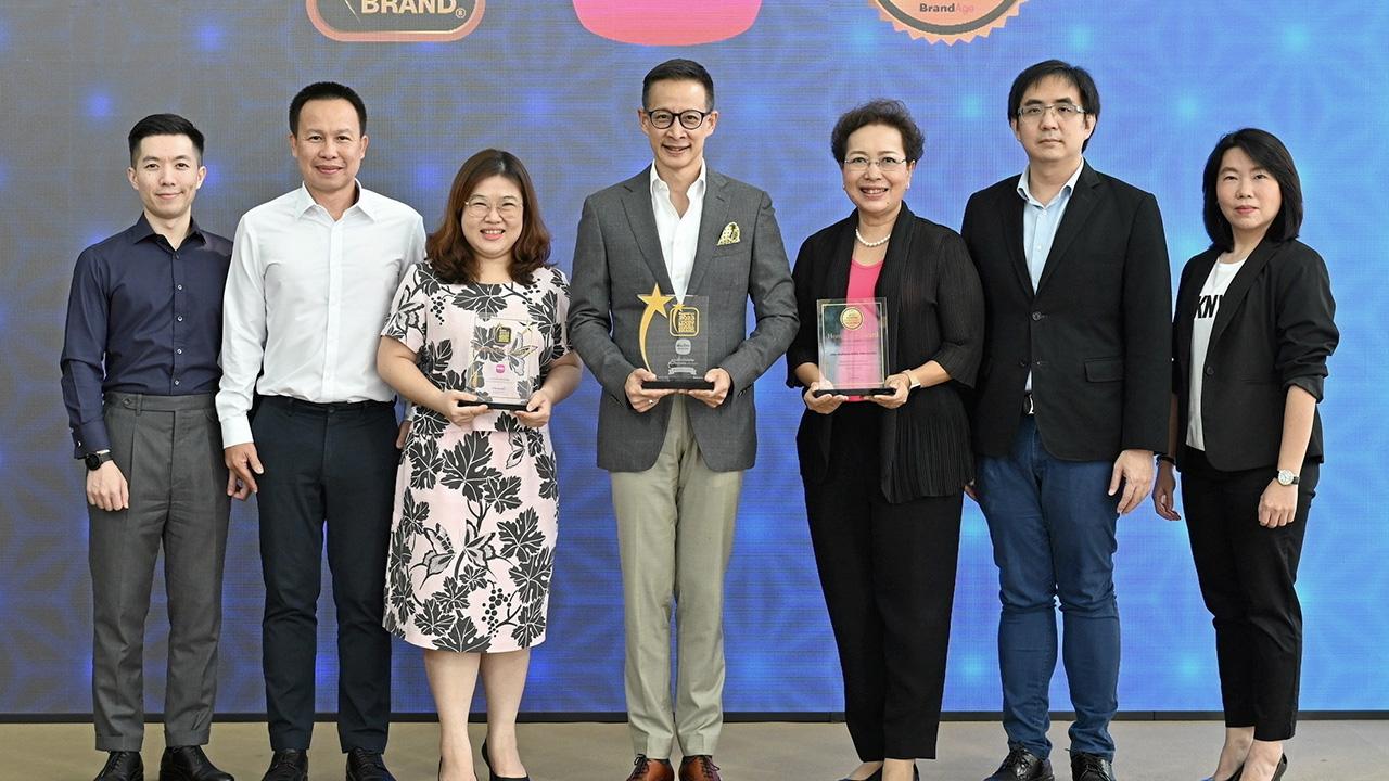 รับสามรางวัล สาระ ล่ำซำ ซีอีโอเมืองไทยประกันชีวิต รับ 3 รางวัลเกียรติยศจากงาน 2022-2023 Thailand’s Most Admired Company & 2023 Thailand’s Most Admired Brand โดยมีพิตราภรณ์ บุณยรัตพันธุ์ มาร่วมปลื้มด้วย ที่เมืองไทยประกันชีวิต สำนักงานใหญ่ วันก่อน.