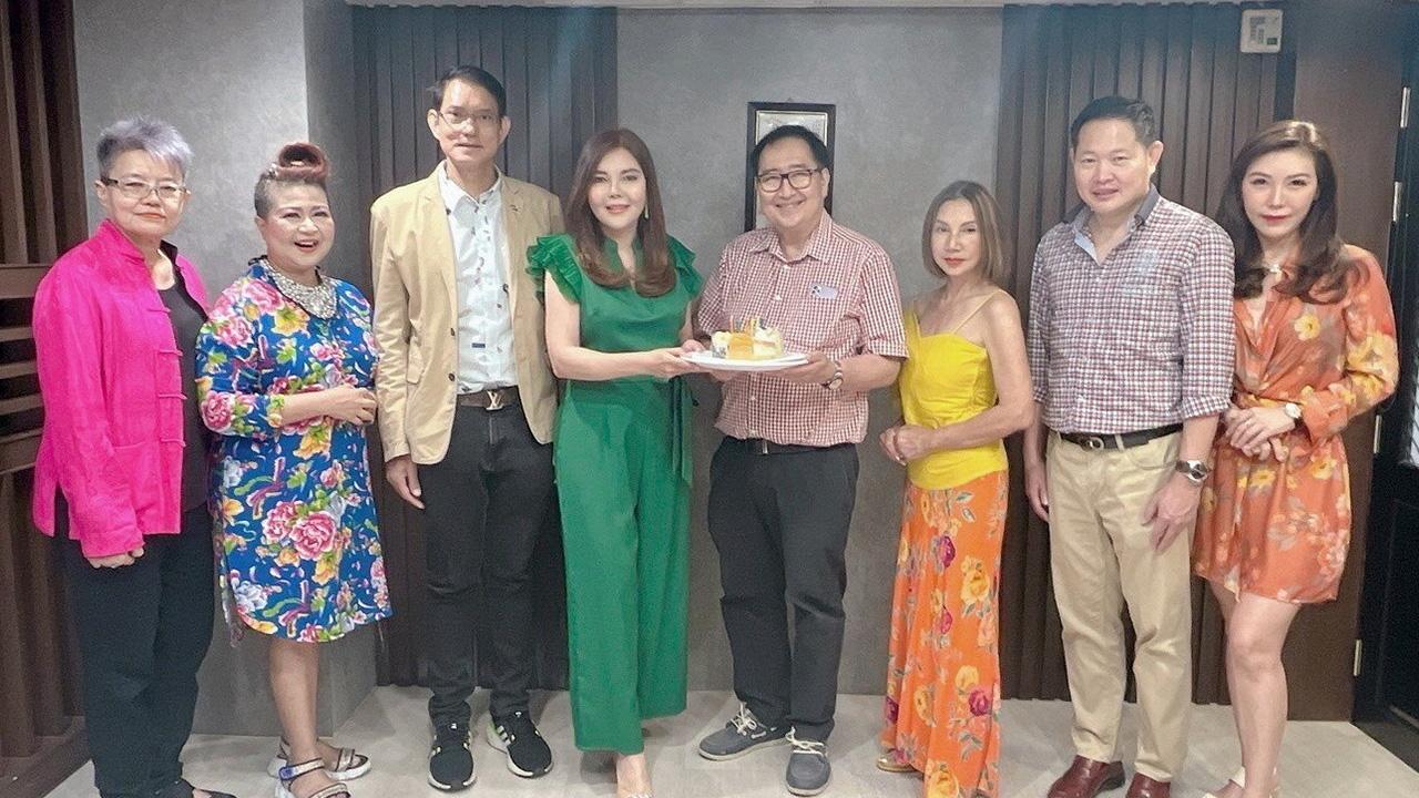 เบิร์ธเดย์ อวัสดา ปกมนตรี จัดงานเลี้ยงฉลองวันเกิดให้พี่ชาย ม.ล.สิทธิไชย ไชยันต์ โดยมี อภิชาติ สุดแสวง, วรรษมน วัฒโรดม, สาลินี ปันยารชุน, นีรวรรณ เย็นสกุลวศิน, ธนัตถ์ ศรุติอังกูร และ ปิยสุดา จันทรสุข มาร่วมงานด้วย ที่ภัตตาคารกวงซีฟู้ด รัชดา วันก่อน.