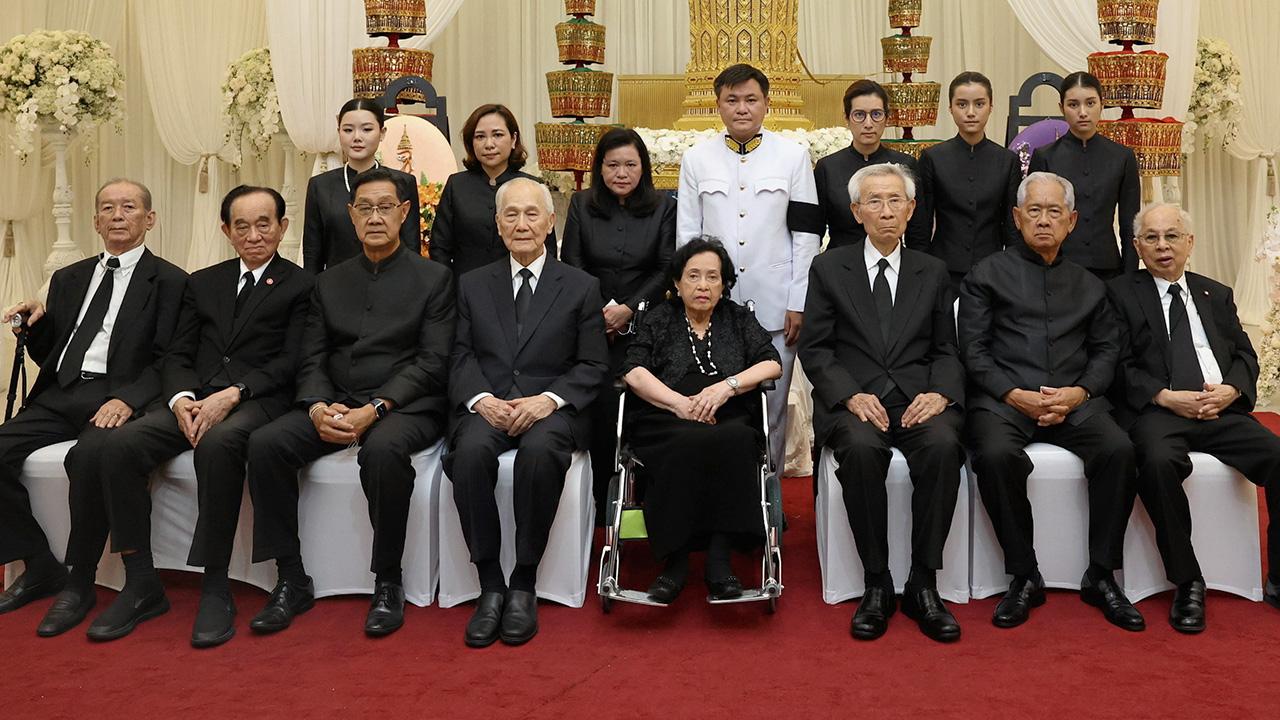 ปลายทางชีวิต - อานันท์ ปันยารชุน เป็นประธานในพิธีสวดพระอภิธรรมศพ ดร.อำนวย วีรวรรณ บิดา ถกลเกียรติ วีรวรรณ โดยมี ม.ร.ว.ปรีดิยาธร เทวกุล, ศ.ดร.พนัส สิมะเสถียร, ศ.ดร.อมร จันทรสมบูรณ์, ดร.ณรงค์ชัย อัครเศรณี และ โพธิพงษ์ ล่ำซำ มาร่วมในพิธีด้วย ที่วัดธาตุทอง วันก่อน.