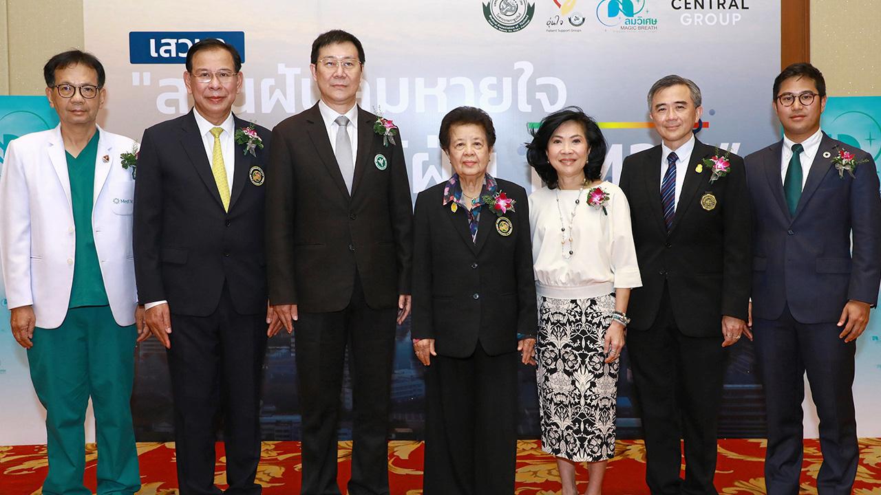 ป้องกัน - นพ.สุขุม กาญจนพิมาย และ สุพัตรา จิราธิวัฒน์ จัดงานเสวนา “สานฝันลมหายใจคนไทยไร้ฝุ่น PM 2.5” พร้อมเชิญพรรคการเมืองมาแสดงวิสัยทัศน์เพื่อหาทางการป้องกัน โดยมี นพ.ณรงค์ อภิกุลวณิช และ ศ.พญ.สมศรี เผ่าสวัสดิ์ มาร่วมงานด้วย ที่แพทยสมาคม วันก่อน.