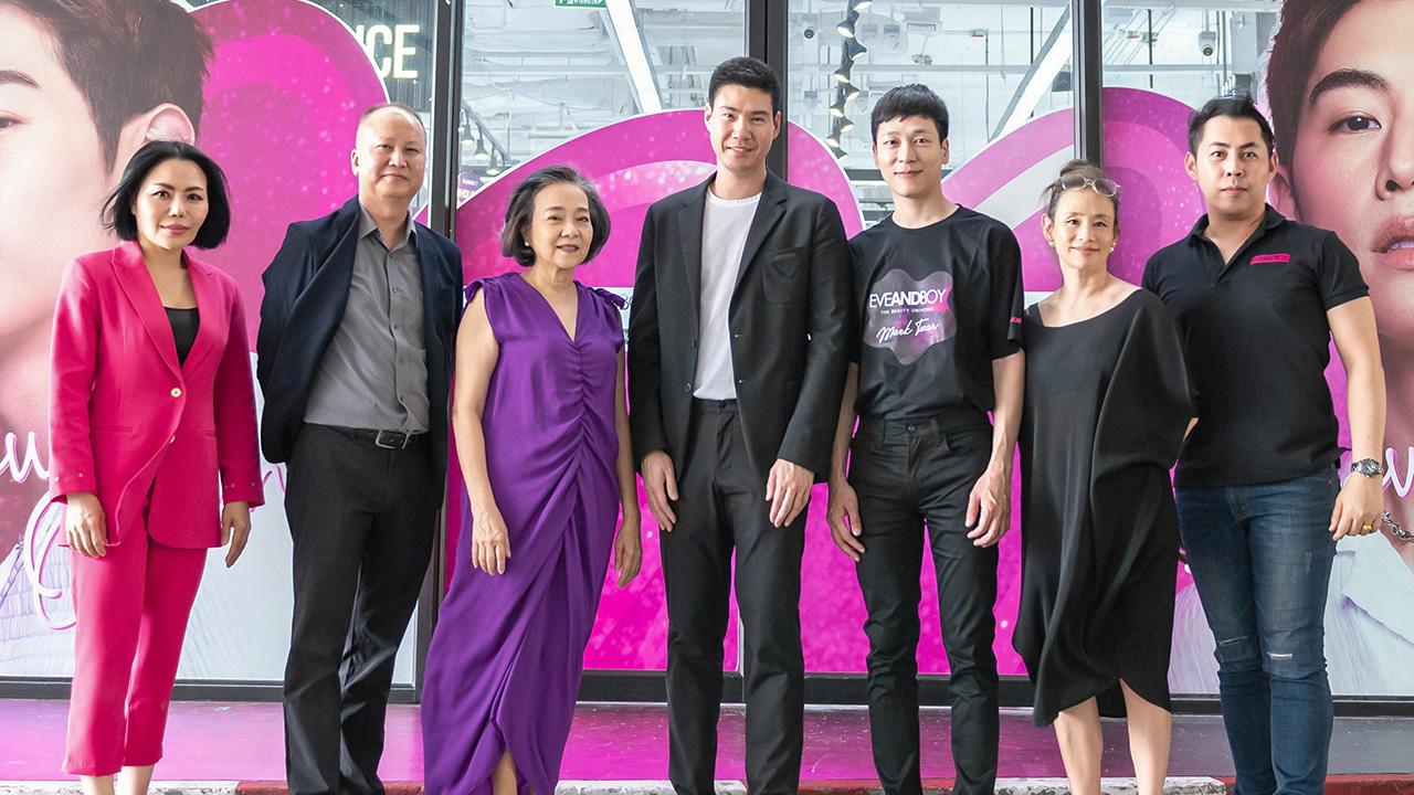 มีที่แพลทินัม - ปัญจพร โชติจุฬางกูร มาร่วมแสดงความยินดีแก่ หิรัญ ตันมิตร ในโอกาสเปิดร้าน EVEANDBOY บิวตี้สโตร์อันดับ 1 ของไทยแห่งใหม่ โดยมี ธงชัย ตันติสาธิต, ปริญญา วนะสุข, นรีรัตน์ เตลาน และ ยุตินันท์ กองนิละ มาร่วมงานด้วย ที่ศูนย์การค้าแพลทินัม วันก่อน.