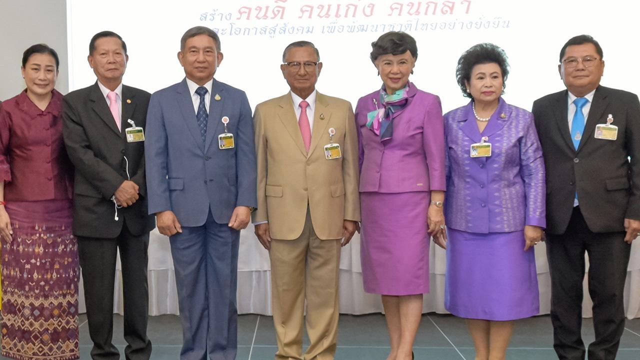หอเกียรติยศ - ศุภชัย สมเจริญ รองประธานวุฒิสภา เป็นประธานมอบรางวัล “หอเกียรติยศ วุฒิสภา” เพื่อยกย่องเชิดชูองค์กรช่วยส่งเสริมคนดี คนเก่ง คนกล้าสู่สังคม โดยมี พล.อ.อ.ประจิน จั่นตอง, ศิรินา ปวโรฬารวิทยา และ ยุพา ทวีวัฒนะกิจบวร มาร่วมงานด้วย ที่อาคารรัฐสภา วันก่อน.