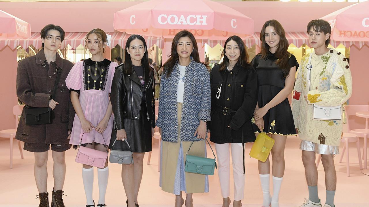 สวยจังเลย - โศภนา เลวิจันทร์ เปิดตัว “the COACH tabby shop” เนรมิตป๊อปอัปสโตร์ให้กลายเป็นสถานีรถไฟฟ้าใต้ดินสอดแทรกความขี้เล่นตามแบบฉบับชาวนิวยอร์ก โดยมี นิลวรรณ พรมิ่งมาศ, พวงชมพู ทรัพย์โมกข์ และ เมลดา สุศรี มาร่วมงานด้วย ที่ไอคอนสยาม วันก่อน.