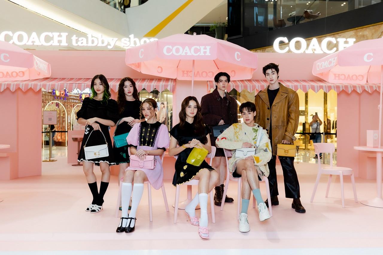 บิวกิ้น พุฒิพงศ์, ยอร์ช ยงศิลป์, จูเน่ เพลินพิชญา, บลู พงศ์ทิวัตถ์ และ อ๊ะอาย และโจริญจากวง 4EVE ร่วมงานเปิดตัว The Coach Tabby Shop ที่ ธารา ฮอลล์ ชั้น M ไอคอนสยาม โดยงานจัดตั้งแต่ 20 เม.ย. ถึง 1 พ.ค. 2566