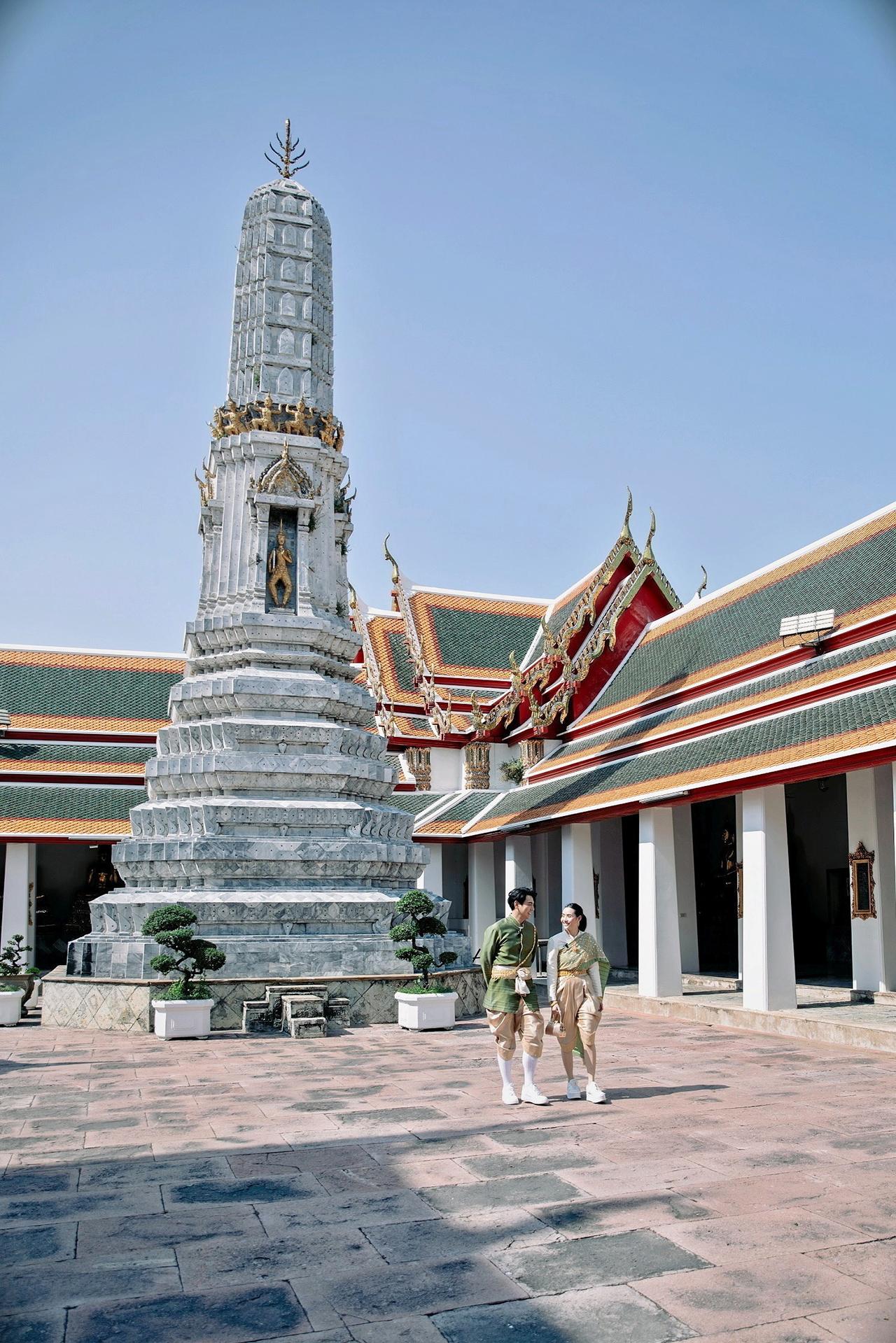 ควงคู่เดินชมวัด