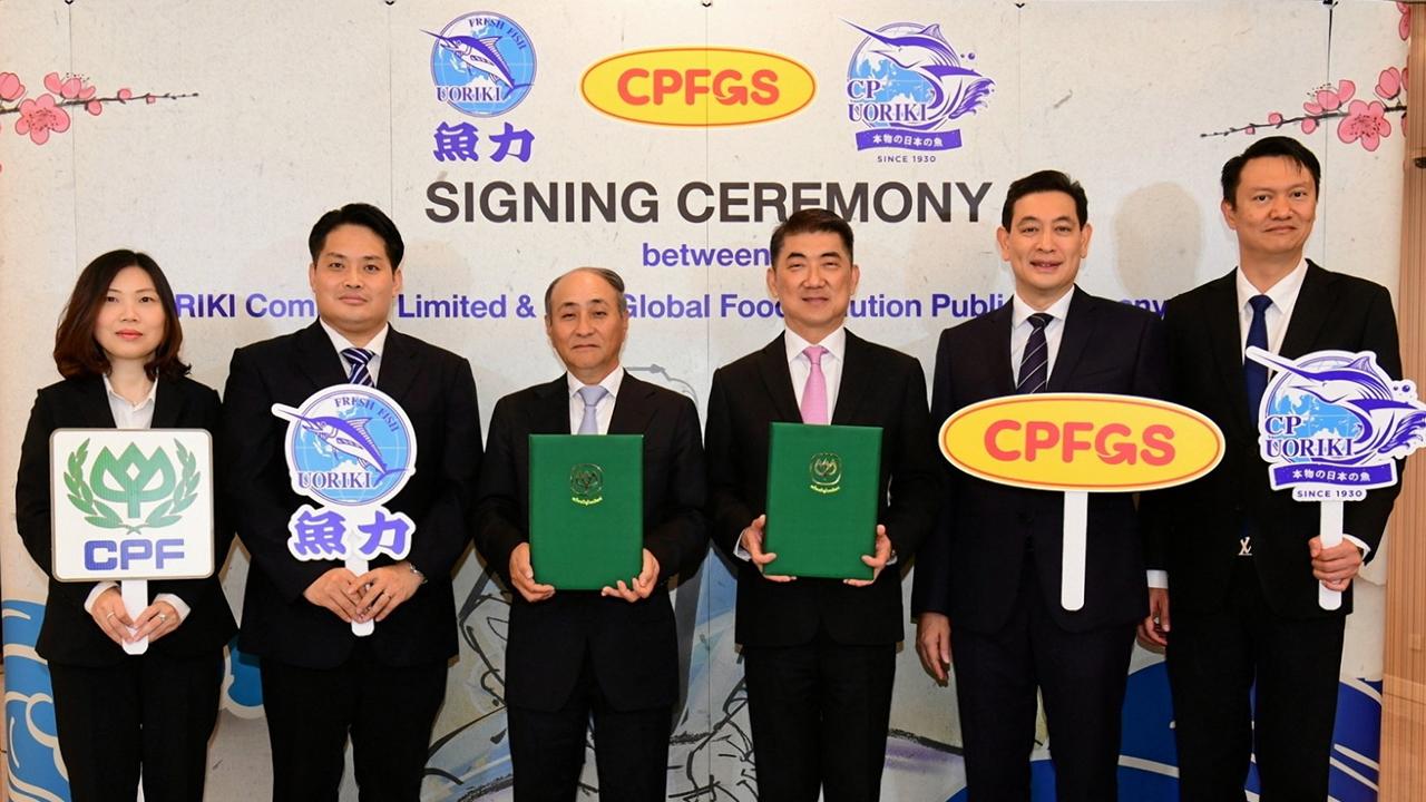 ปลาสด ประสิทธิ์ บุญดวงประเสริฐ และ มาซายูกิ ยามาดะ ลงนามการร่วมทุนจัดตั้งบริษัทซีพี-อูโอริกิ เพื่อนำเข้าปลาสดหลากหลายสายพันธุ์จากตลาดปลาประเทศญี่ปุ่นมาให้คนไทยได้ลิ้มลองความอร่อย โดยมี สุจริต มัยลาภ มาร่วมในพิธีด้วย ที่อาคาร ซี.พี. ทาวเวอร์ วันก่อน.