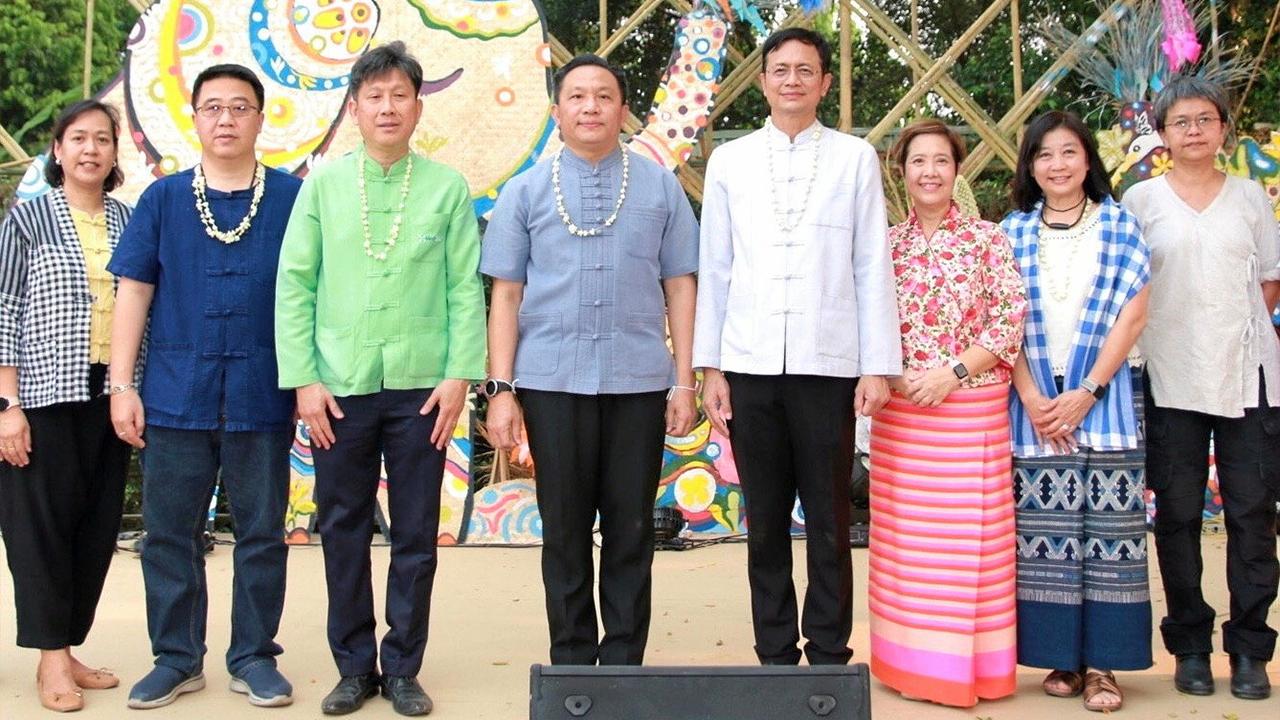 ที่เชียงใหม่ นิรัตน์ พงษ์สิทธิถาวร ผวจ.เชียงใหม่ เปิดงาน “Water Festival 2023 เทศกาลวิถีน้ำ... วิถีไทย” ปีที่ 8 โดยมี ปวิณ ชำนิประศาสน์, รศ.นพ.ณัฐพงศ์ โฆษชุณหนันท์, เอมอร วงษ์ศิริ, ธีระวิทย์ ศิรินาม และ สุวารี วงศ์กองแก้ว มาร่วมงานด้วย ที่บ้านโบราณเชียงใหม่ วันก่อน.