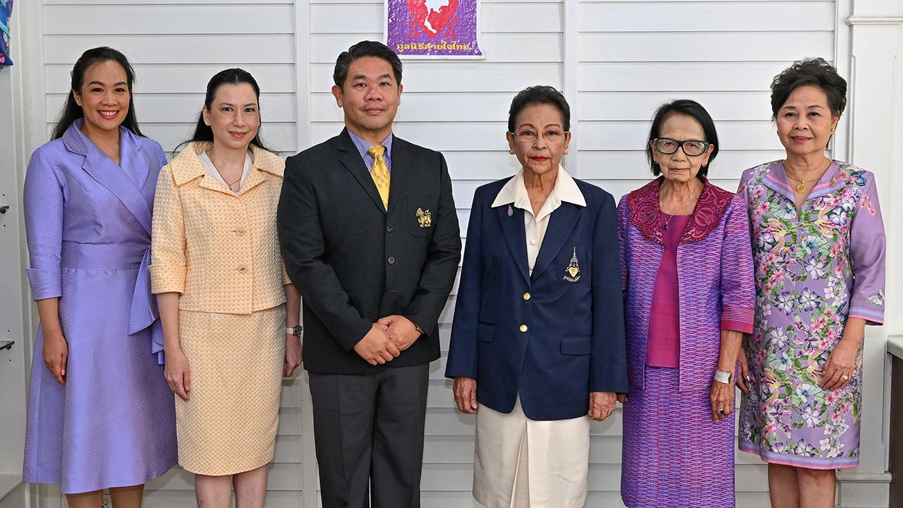 ให้กำลังใจ ศรีล สุขุม, ณัฐวรรณ ทีปสุวรรณ และ ทิพธิดา สุขุม มอบของขวัญและสิ่งของจำเป็นจากบริษัทบุญรอดบริวเวอรี่และมูลนิธิพระยาภิรมย์ภักดีให้ วนิดา ดุละลัมพะ เพื่อนำไปมอบเป็นขวัญกำลังใจทหารตำรวจได้รับบาดเจ็บจากการปฏิบัติหน้าที่ ที่มูลนิธิสายใจไทย วันก่อน.