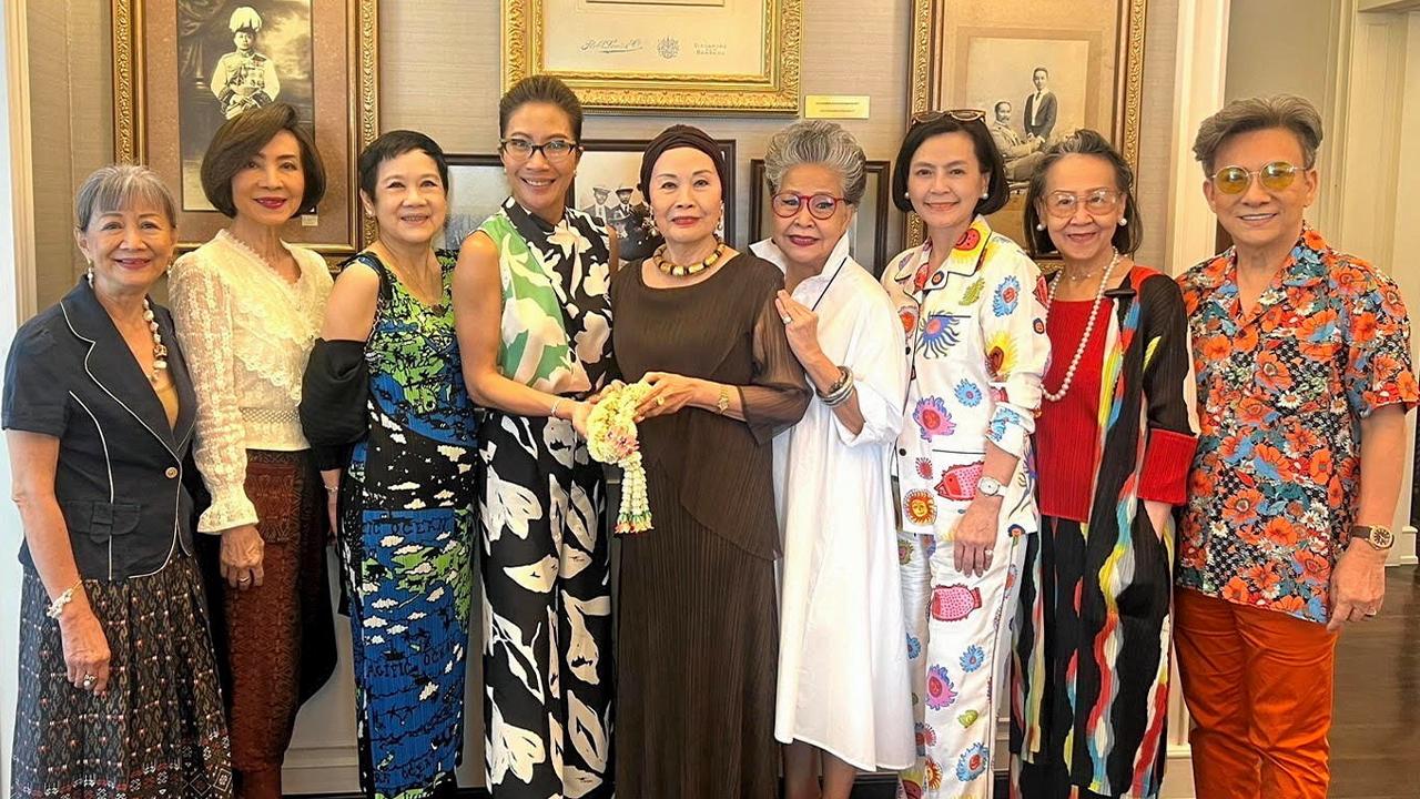 สงกรานต์  -  ดร.กฤษติกา คงสมพงษ์ นัดเพื่อนกลุ่ม Happy Forever มาร่วมพิธีรดนํ้าดำหัวผู้ใหญ่ในโอกาสเทศกาลสงกรานต์ โดยมี จิตรามณฑน์ เตชะไพบูลย์, อรุยา พุทธินันทน์, นภาลัย อารีสรณ์, เกล็ดดาว พานิชสมัย และ ดร.สมศักดิ์ ชลาชล มาร่วมงานด้วย ที่บ้านสุริยาศัย วันก่อน.