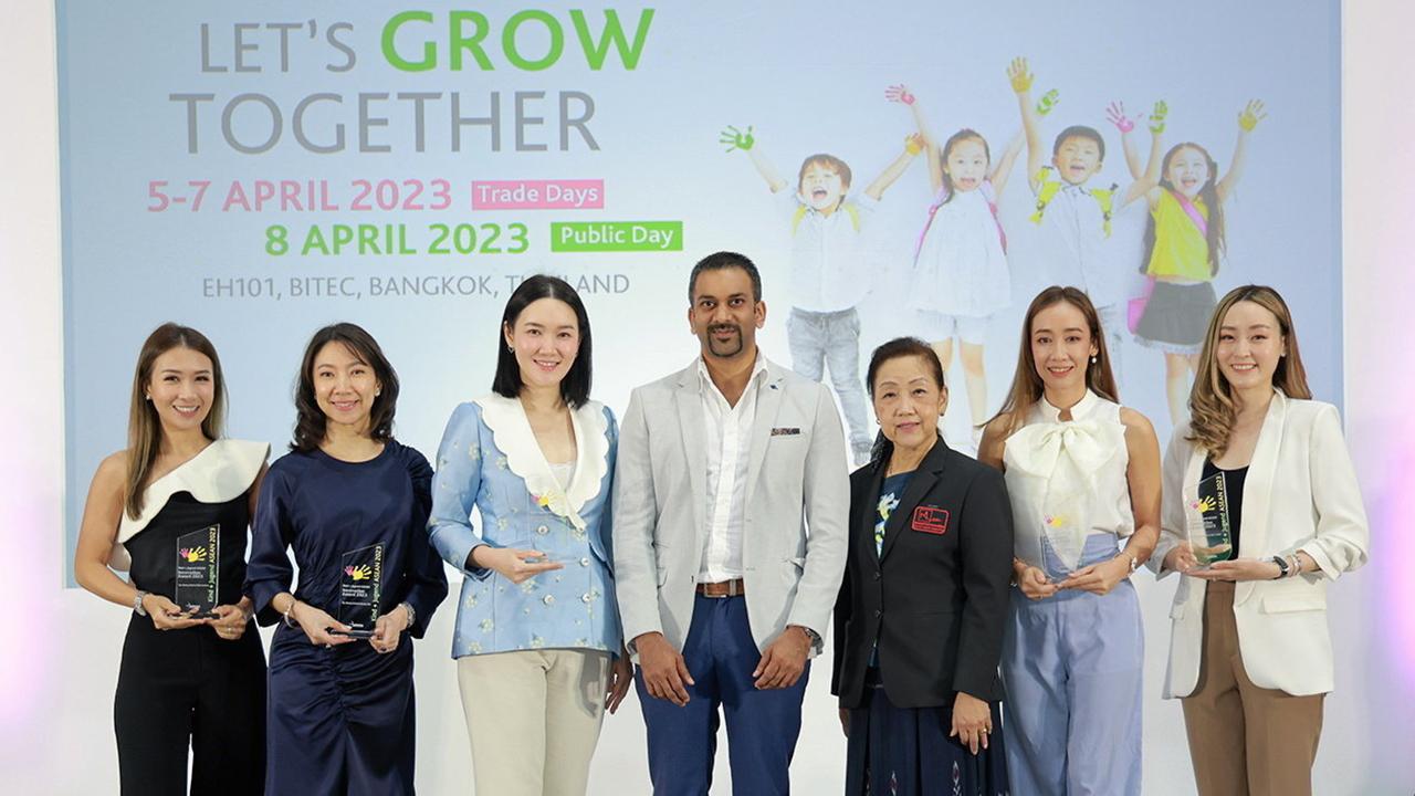 มอบรางวัล  -  ปราคาช รามาจิล และ อุไรวรรณ บุนนาค มอบรางวัล Innovation Award การประกวดนวัตกรรมสินค้าสำหรับเด็ก ในงาน Kind + Jugend ASEAN 2023 โดยมี เนตรนพิศรุ่งธนเกียรติ, พีม อนันตประกร และ พาฝัน ชาตาคม มารับรางวัลด้วย ที่ไบเทค บางนา วันก่อน.