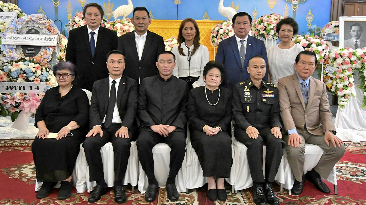 สู่สุคติ  -  ปิยกุล บุญเพิ่ม อดีตประธานศาลฎีกา เป็นประธานในพิธีสวดพระอภิธรรมศพ วิชิต มัสยวาณิช บิดา มานิต มัสยวาณิช โดยมี พล.อ.สนิธชนก สังขจันทร์, ศักดิ์สยาม ชิดชอบ, ทรงศักดิ์ ทองศรี และ ทวี ปิยะพัฒนา มาร่วมในพิธีด้วย ที่วัดเทพศิรินทราวาส คํ่าวันก่อน.