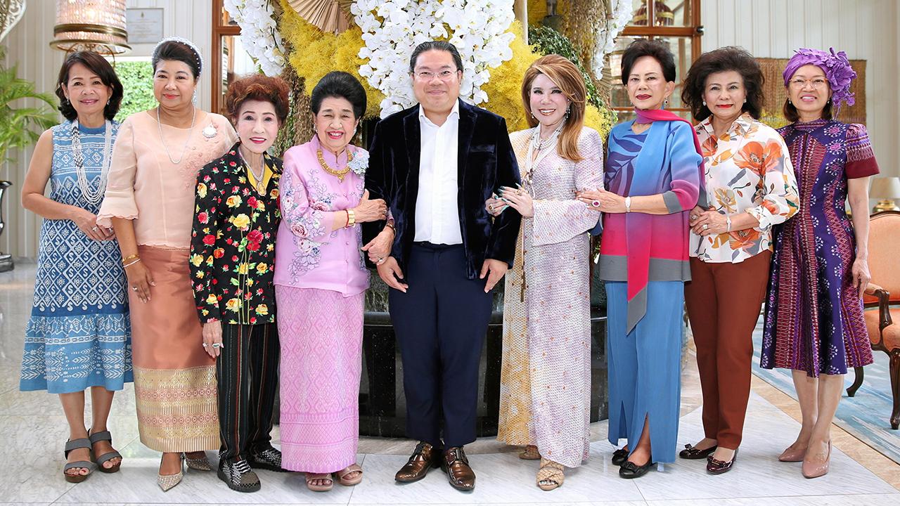 หมอเก่งมาก  -  คุณหญิงโรส บริบาลบุรีภัณฑ์ จัดงานเลี้ยงขอบคุณ นพ.ดิตถพงษ์ บุญอำพล ได้รักษาอาการกระดูกสันหลังหักและกระดูกทับเส้นประสาทจนหาย โดยมี มาลินี สุขมงคล, รมณีย์ เธียรประสิทธิ์ และ รัญชา บริบาลบุรีภัณฑ์ มาร่วมงานด้วย ที่ รร.แมนดาริน โอเรียนเต็ล วันก่อน.