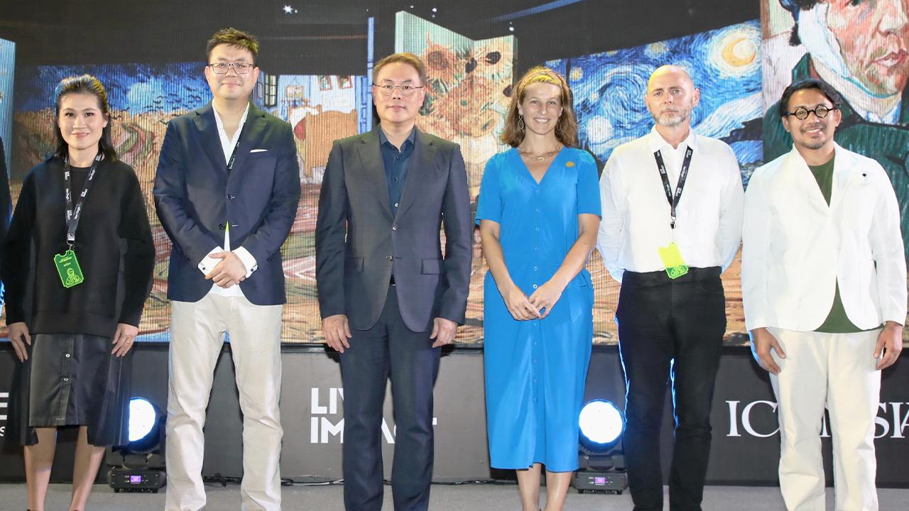 น่าดูน่าชม สุพจน์ ชัยวัฒน์ศิริกุล และ เดวิน หม่า เปิดงาน “Van Gogh Alive Bangkok” นิทรรศการแสดงผลงานศิลปะของ วินเซนต์ แวนโกะห์ จัดถึง 31 ก.ค. โดยมี ณัฐพัชร์ ตันติภูริพัฒน์, แอรอน แพนเดอกราว และ สมนึก คลังนอก มาร่วมงานด้วย ที่ไอคอนสยาม วันก่อน.