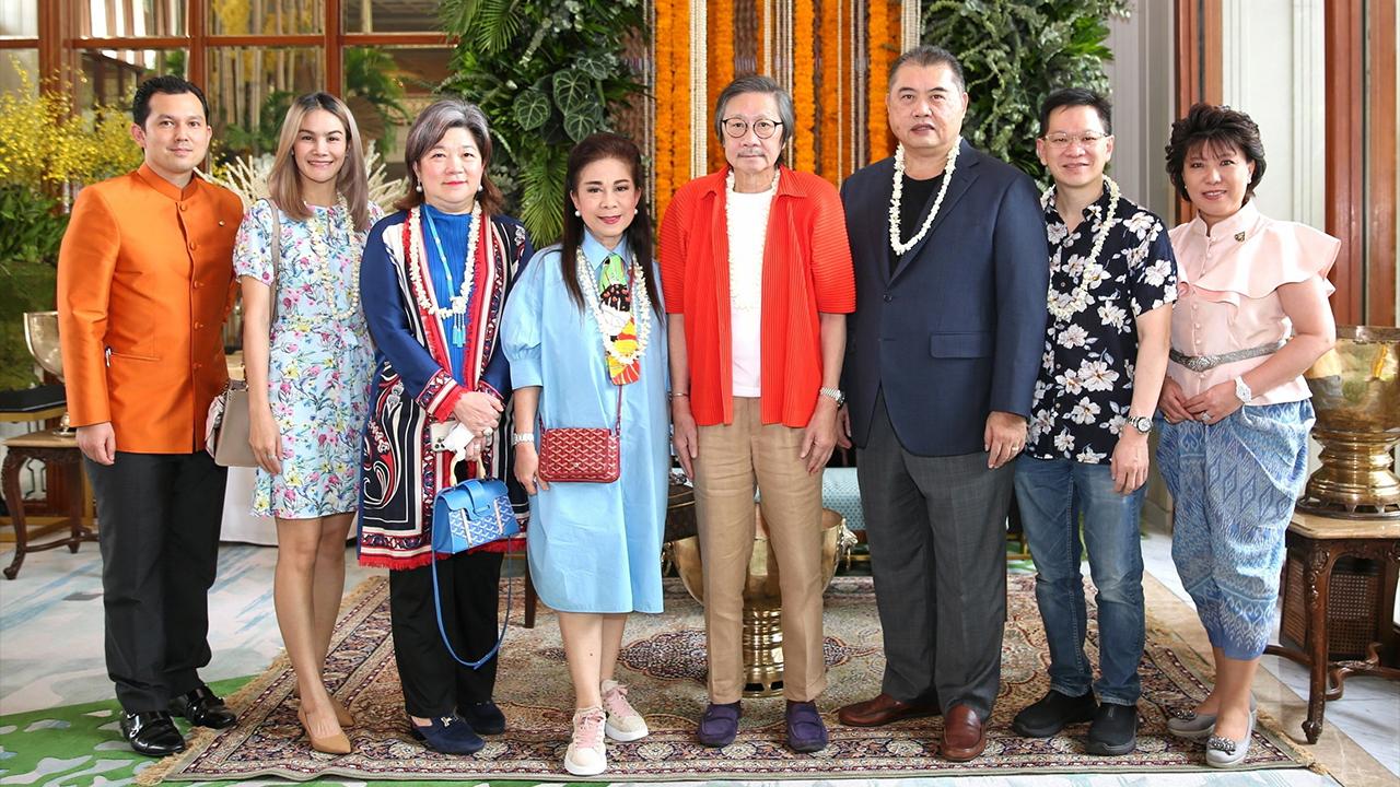 สงกรานต์ชื่นมื่น ถาวร-ภรณี ลีนุตพงษ์ นัดเพื่อนสนิท กรนันท์ อัศวศิรโยธิน, นพ.ภาวิทย์ เพียรวิจิตร, เรืองสิทธิ์ ตันกาญจนานุรักษ์, กุลนันท์ ศรีนาท และ มยุรี เลาลักษณเลิศ มาร่วมฉลองเทศกาลสงกรานต์ โดยมี อเล็กซ์ ฮิวส์ ให้การต้อนรับ ที่โรงแรมแมนดาริน โอเรียนเต็ล วันก่อน.