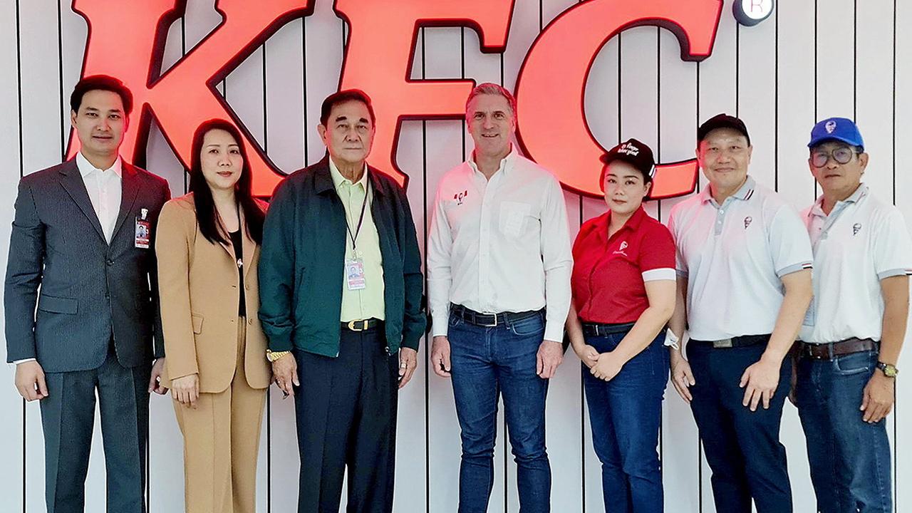 ตามไปกิน ดร.อัศวิน อิงคะกุล มาร่วมแสดงความยินดีแก่ แอนดรูว์ นอร์ตัน ในโอกาสเปิดร้านเคเอฟซี ศูนย์อาหารแมจิก การ์เด้น โดยมี อนัคพล อิงคะกุล, นุจรี วิบูลเชื้อ, อัครรัฐ พนมนิจกุศล และ สุบิน วรรณบุตร มาร่วมงานด้วย ที่ท่าอากาศยานนานาชาติดอนเมือง วันก่อน.