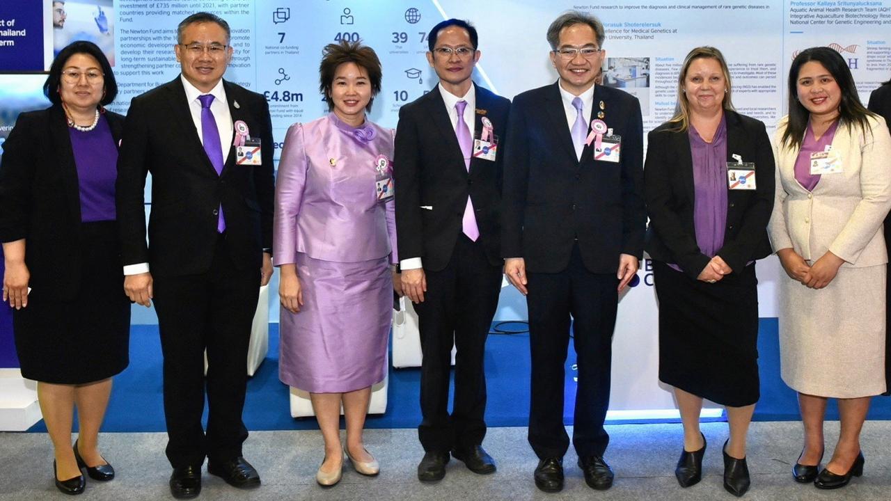 เสริมเศรษฐกิจ ศ.ชูกิจ ลิมปิจำนงค์ และ เฮลก้า สเตลมาเกอร์ ร่วมฉลองความสำเร็จกองทุนนิวตัน เพื่อพัฒนาความร่วมมือด้านวิจัยช่วยส่งเสริมเศรษฐกิจ คุณภาพชีวิต ระหว่างสหราชอาณาจักรและไทย โดยมี ดร.วรรณพ วิเศษสงวน มาร่วมงานด้วย ที่อุทยานวิทยาศาสตร์ จ.ปทุมธานี วันก่อน.