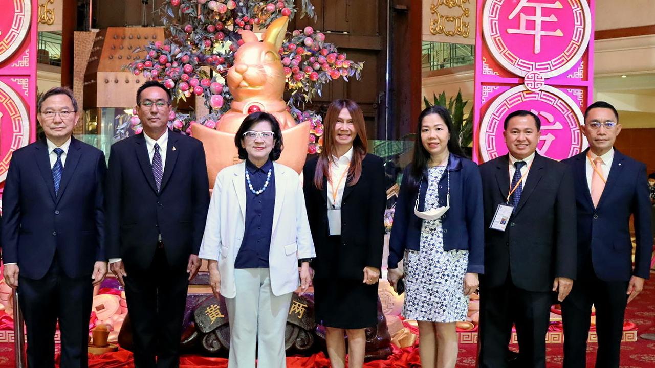 อบรม นารี ตัณฑเสถียร อัยการสูงสุด เปิดโครงการฝึกอบรมนักบริหารงานยุติธรรมระดับสูง หลักสูตรการอบรมอัยการพิเศษฝ่าย รุ่นที่ 10 โดยมี อิทธิพร แก้วทิพย์, โกวิท ศรีไพโรจน์, ว่าที่ ร.ต.ชาญณรงค์ เนื้อนุ่ม และ สิริมงคล สุวรรณฑากา มาร่วมงานด้วย ที่โรงแรมดิ เอมเมอรัลด์ วันก่อน.