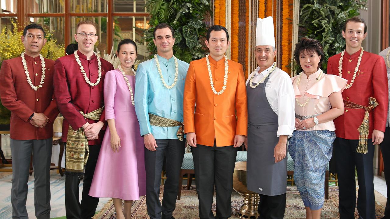 ประเพณีไทย อเล็กซ์ ฮิวส์ นำคณะผู้บริหารจัดงานฉลองสงกรานต์พร้อมพิธีรดนํ้าขอพรสืบสานประเพณีไทยให้ผู้เข้าพักทั้งชาวไทยและต่างชาติ โดยมี ปทมา เลิศวิทยาสกุล, มยุรี เลาลักษณเลิศ และ โดมินิค บูเนียวด์ มาร่วมงานด้วย ที่โรงแรมแมนดาริน โอเรียนเต็ล วันก่อน.