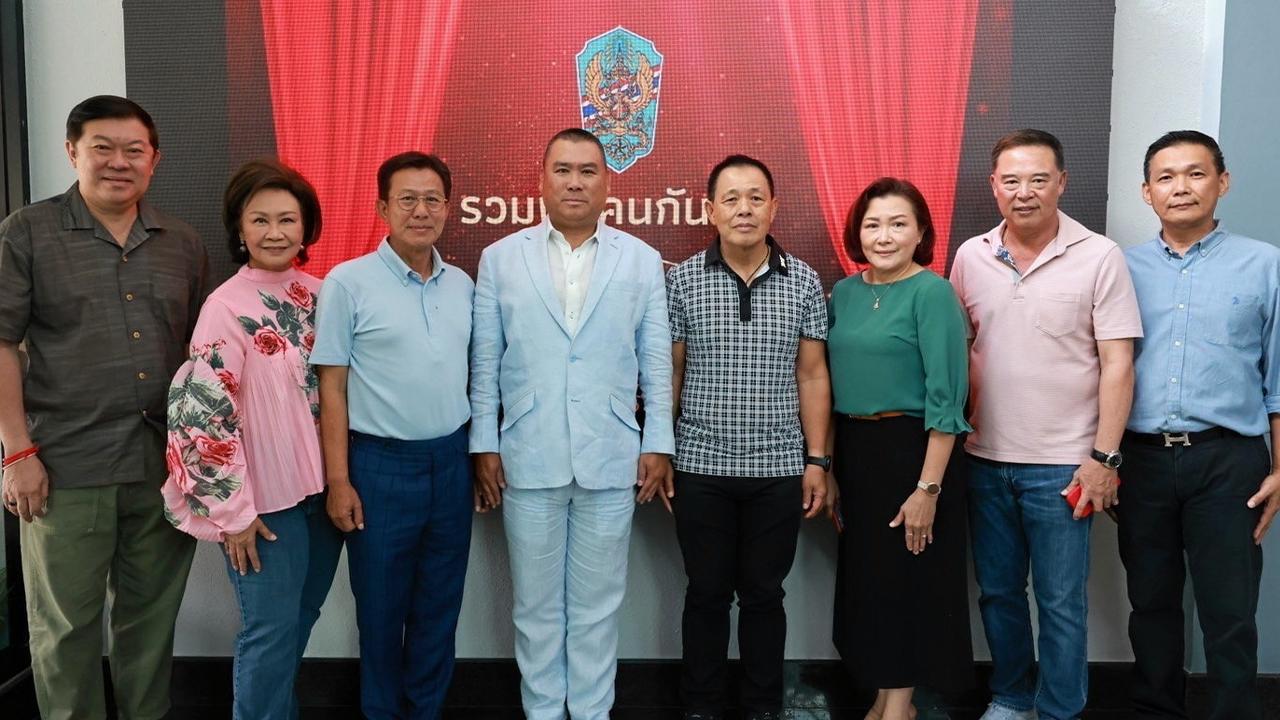 วปอ.53 พล.ต.อ.วิสนุ ปราสาททองโอสถ จัดงานรวมพลคนรักกับ วปอ.2553 โดยมี พล.อ.อ.ชัยพฤกษ์ ดิษยะศริน, พิชัย จิราธิวัฒน์, อภิชาติ จูตระกูล, วีระพันธ์ จักรไพศาล และ ชาลอต โทณวณิก พร้อมด้วยเพื่อนร่วมรุ่นมาร่วมงานกันอย่างคึกคัก ที่สโมสรตำรวจ ถ.วิภาวดีรังสิต วันก่อน.