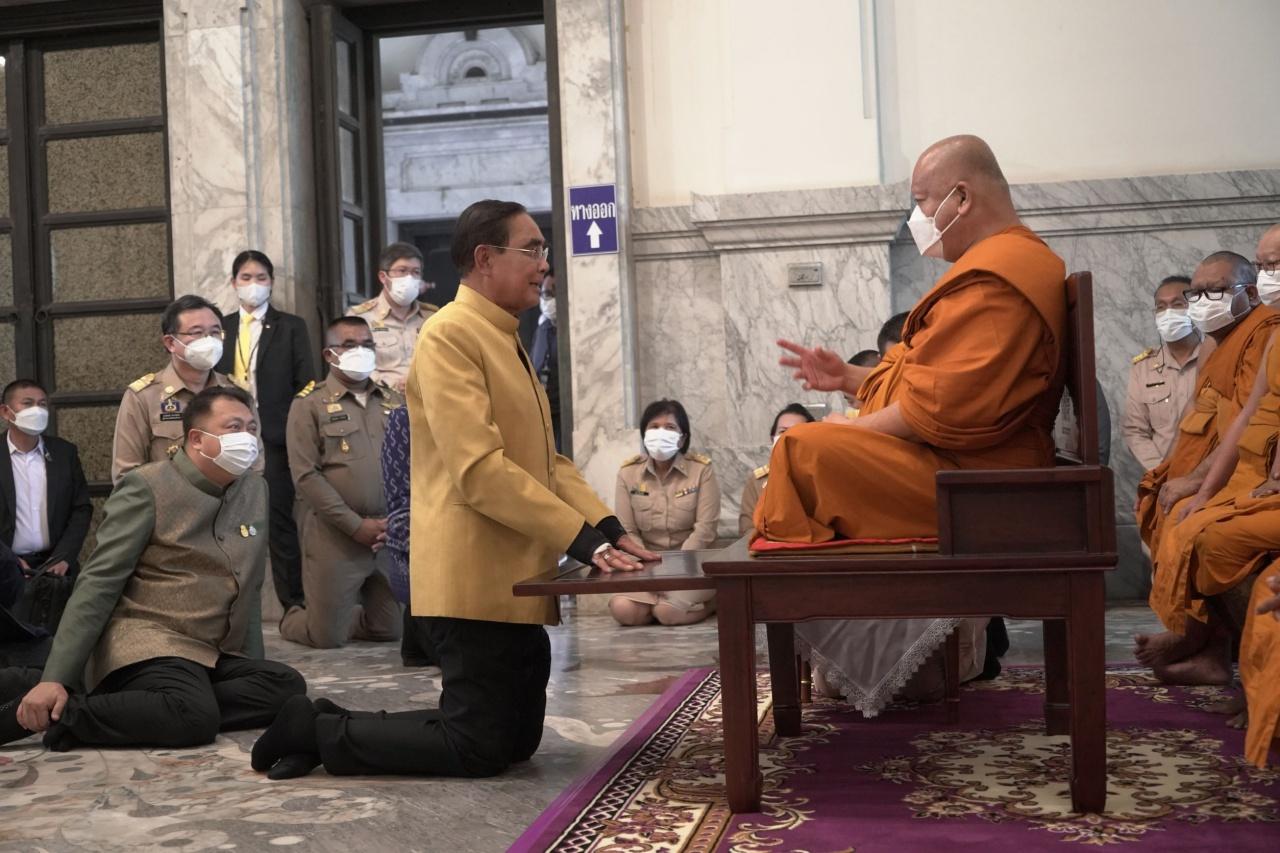 พลเอกประยุทธ์ จันทร์โอชา นายกรัฐมนตรีและรัฐมนตรีว่าการกระทรวงกลาโหม สักการะหลวงพ่อพระพุทธโสธร และกราบนมัสการพระราชภาวนาพิธาน เจ้าอาวาสวัดโสธรวรารามวรวิหาร เพื่อความเป็นสิริมงคลในการลงพื้นที่ตรวจราชการ จังหวัดฉะเชิงเทรา