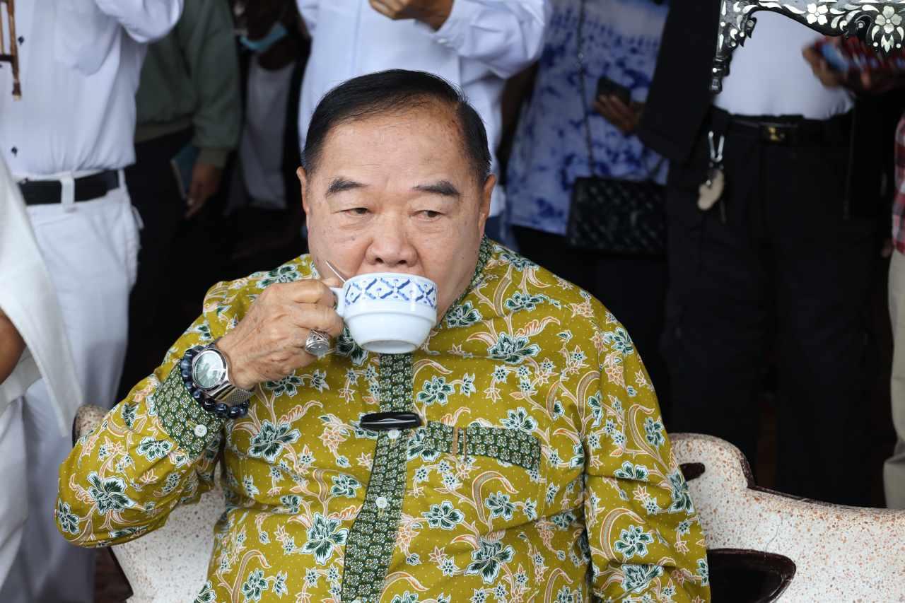 พล.อ.ประวิตร วงษ์สุวรรณ รองนายกรัฐมนตรีและหัวหน้าพรรคพลังประชารัฐ ลุยเดี่ยวนครศรีธรรมราช สวมเสื้อผ้าลายปาเต๊ะ อารมณ์ดีนั่งจิบชา