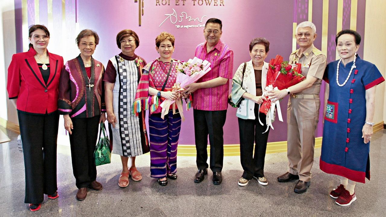 ไปร้อยเอ็ด  -  ทรงพล ใจกริ่ม ผวจ.ร้อยเอ็ด ให้การต้อนรับ คุณหญิงณัฐิกา วัธนเวคิน อังอุบลกุล ประธานสหพันธ์สมาคมสตรีนักธุรกิจและวิชาชีพ ในโอกาสไปเยี่ยมสมาชิก สธวท ร้อยเอ็ด โดยมี จวงจิรา สุริยวนากุล และ บรรจง โฆษิตจิรนันท์ มาร่วมงานด้วย ที่ร้อยเอ็ดทาวเวอร์ วันก่อน.