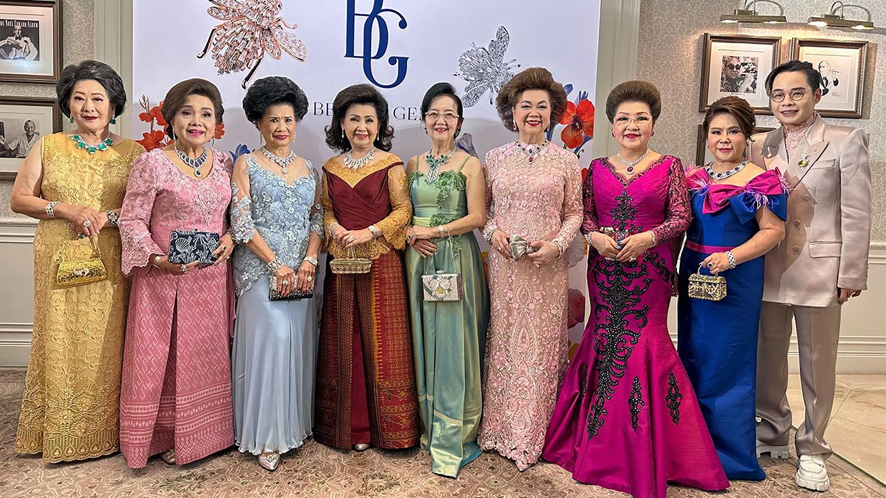 วีไอพี สุริยน ศรีอรทัยกุล เชิญลูกค้าวีไอพีมาร่วมงานบิวตี้เจมส์ EVENING GOWN WITH DIAMOND ON THE RED CARPET โดยมี ดร.สุมาลี ศรีสุภรวาณิชย์, ดร.พัชรา วีรบวรพงศ์, ละออ ตั้งคารวคุณ และ ดร.กัลยา โล่ห์รัตนเสน่ห์ มาร่วมงานด้วย ที่โรงแรมแมนดาริน โอเรียนเต็ล วันก่อน.