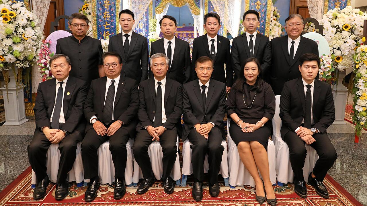 สู่สุคติ ปริญญ์ จิราธิวัฒน์ เป็นประธานในพิธีสวดพระอภิธรรมศพ ลือเกียรติ ตั้งพูลสินธนา บิดา ดร.ณัฐกิตติ์ ตั้งพูลสินธนา โดยมี สุทธิภัค จิราธิวัฒน์, สัณหจุฑา จิราธิวัฒน์, ดร.สุธี โมกขะเวส, บุญชัย คงปักไพศาล และ สราวุธ วัชรพล มาร่วมในพิธีด้วย ที่วัดเทพศิรินทราวาส วันก่อน.