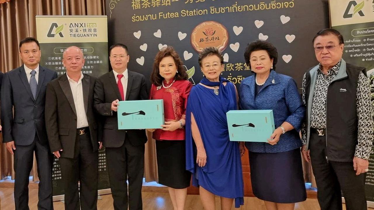 ดื่มเพลิน ดร.นุชนาถ วสุรัตน์, ดร.ฉวีรัตน์ เกษตรสุนทร และ ม.ล.สิริณ รองทรง มาร่วมในงานชิมชา เถี่ยกวนอินซิ่วเจว๋ ชาคุณภาพดีจากสาธารณรัฐประชาชนจีน โดยมี ดร.แสงชัย โสตถีวรกุล, เฉินเว่ยหลง และ หลินเหว่ย ให้การต้อนรับ ที่โรงชารั่วซิน โรงแรมเดอะ ทราเวลเลอร์ส วันก่อน.