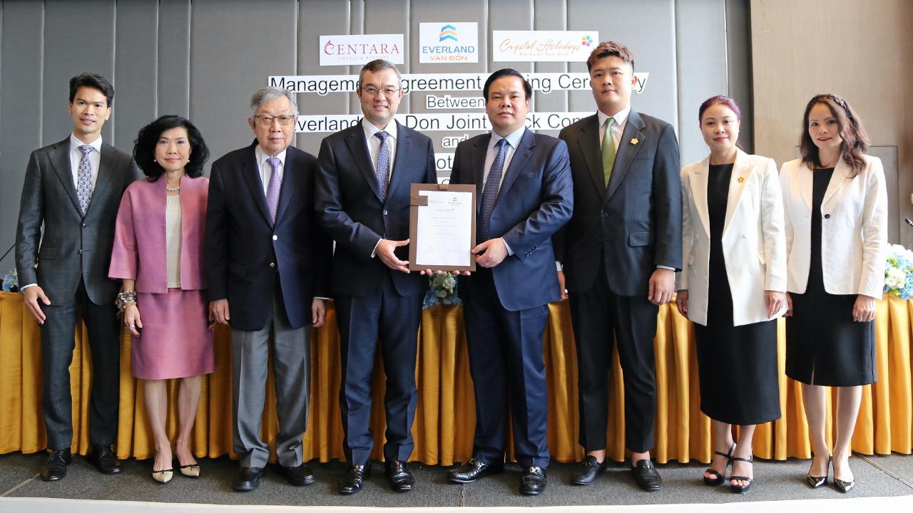 เชื่อมือ ธีระยุทธ จิราธิวัฒน์ ลงนามสัญญาเข้าบริหารโรงแรมเซ็นทาราและเรสซิเดนซ์ แวง โดน ประเทศเวียดนาม กับ วิน เลย์ โดยมี สุทธิเกียรติ จิราธิวัฒน์, สุพัตรา จิราธิวัฒน์, กันย์ ศรีสมพงษ์, เหวียด ดัก และ ซินดี้ เฉิ่น มาร่วมในพิธีด้วย ที่โรงแรมเซ็นทาราแกรนด์ เซ็นทรัลเวิลด์ วันก่อน.