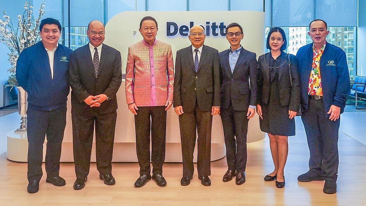 ขอพร  -  สนั่น อังอุบลกุล นำคณะกรรมการหอการค้าไทยเข้าพบ ศ.ดร.สมฤกษ์ กฤษณามระ เพื่อขอพรในโอกาสเทศกาลสงกรานต์ โดยมี ชูเดช เตชะไพบูลย์, ศรัณยู ชเนศร์, อมรเทพ ทวีพานิชย์ และ รัญชิดา บุญมีรอด มาร่วมขอพรด้วย ที่บริษัทดีลอยท์ ทู้ช โธมัทสุ วันก่อน.