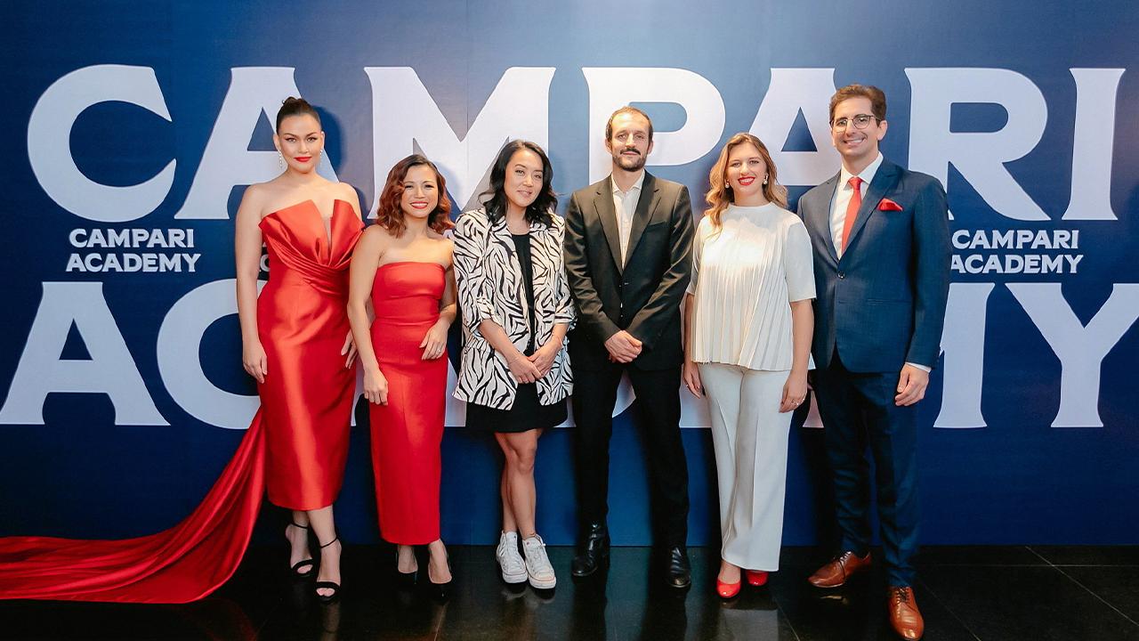 เรียนผสมเหล้า  -  โมนิก้า เบิร์ก เปิดตัว “CAMPARI ACADEMY ASIA” แพลตฟอร์มหลักสูตรบาร์เทนเดอร์ระดับสากล เพื่อแลกเปลี่ยนความรู้ในอุตสาหกรรมเครื่องดื่ม โดยมี ซีโมเน มาสซาโร, จูเลีย เวเดลาโก และ อาโนลด์ ชอนเฟลเดอร์ มาร่วมงานด้วย ที่พารากอน ซีนีเพล็กซ์ วันก่อน.