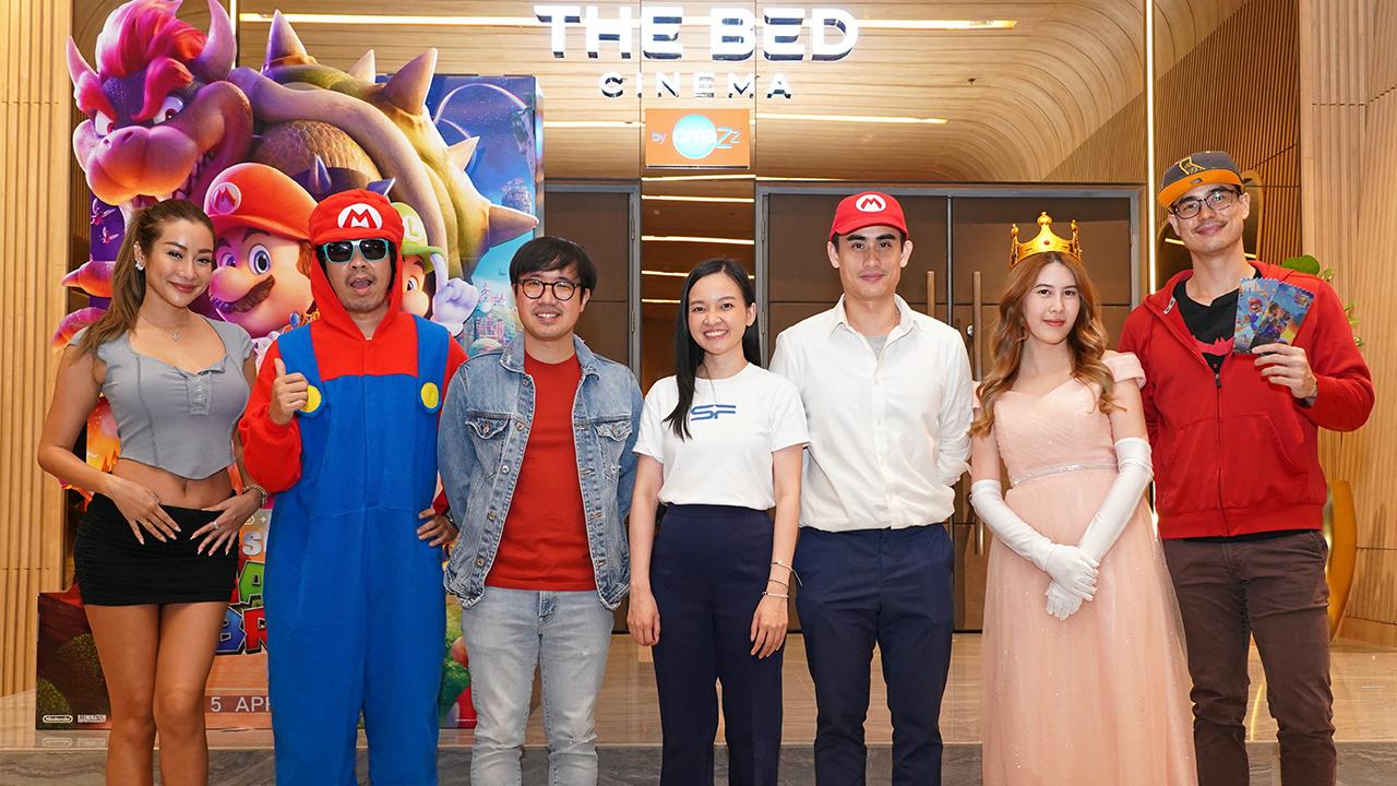 ดูบนเตียง  -  พิมสิริ ทองร่มโพธิ์ จัดฉายภาพยนตร์เรื่อง “เดอะซูเปอร์มาริโอบราเธอร์สมูฟวี” นำลูกค้าคนพิเศษและอินฟลูเอนเซอร์ร่วมชมบนเตียงนอนระดับโลก โอมาซ โดยมี พิภู พุ่มแก้ว, กรัณย์ จิตธารารักษ์ และ สัณห์กมล ชมสินทรัพย์ มาร่วมชมด้วย ที่เอส เอฟ เวิลด์ ซีเนม่า วันก่อน.