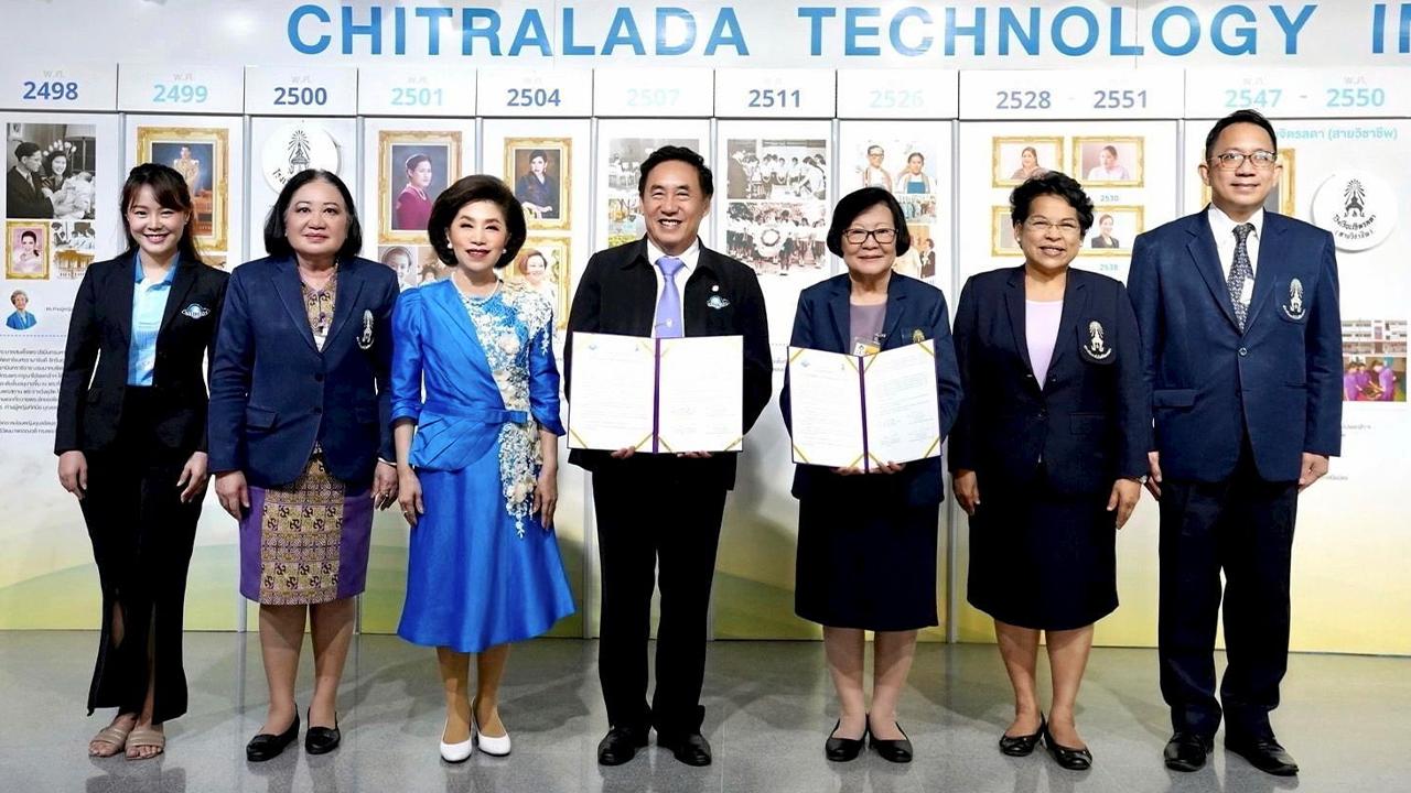 ร่วมมือกัน  -  สมบัติ อนันตรัมพร และ รศ.ดร.คุณหญิงสุมณฑา พรหมบุญ ลงนามความร่วมมือการผลิตบุคลากรในสายวิชาชีพเทคโนโลยีคมนาคม โดยมี ดร.ชลิดา อนันตรัมพร, ผศ.ดร.สันทนีย์ ผาสุข และ รศ.ดร.วรา วราวิทย์ มาร่วมในพิธีด้วย ที่สถาบันเทคโนโลยีจิตรลดา วันก่อน.