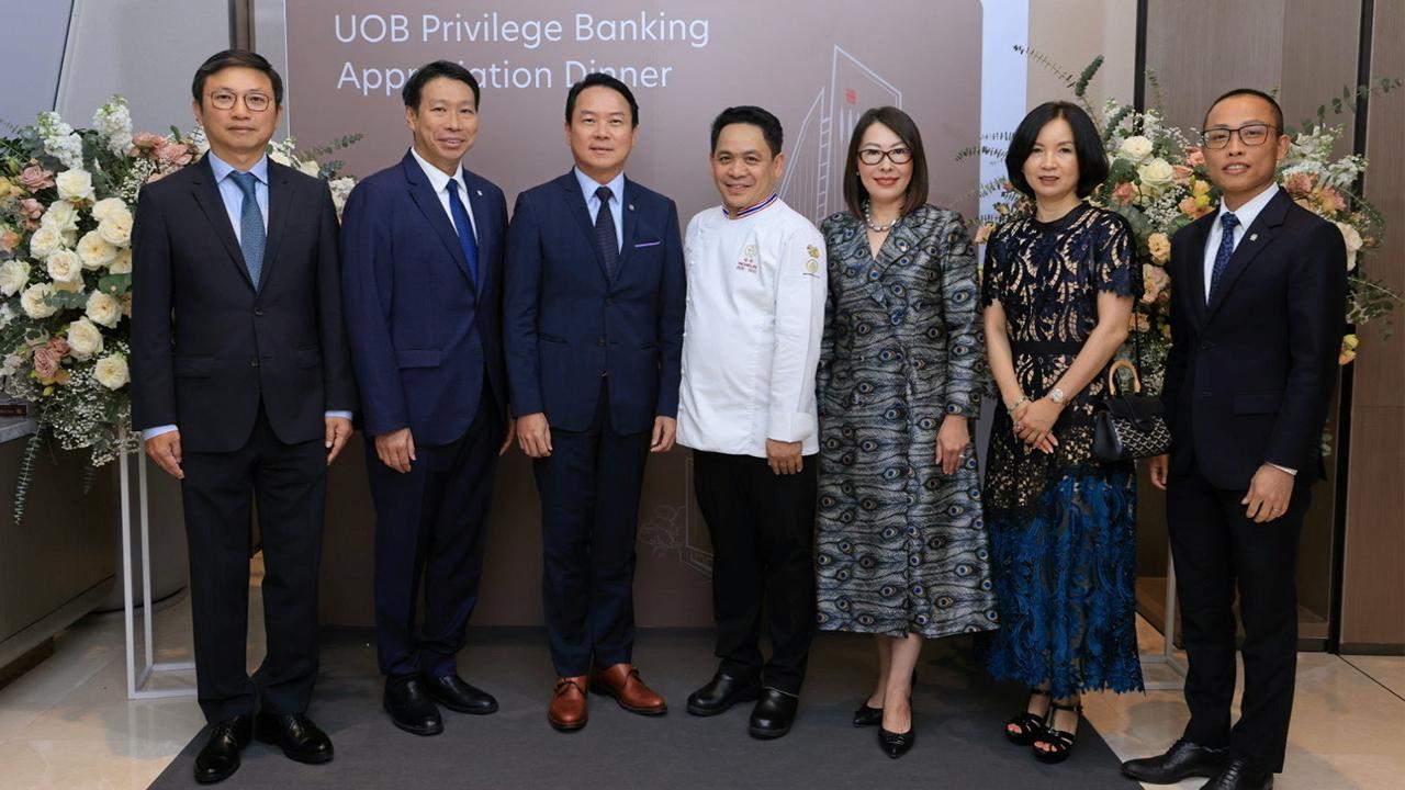 อาหารอร่อย  -  ตัน ชุน ฮิน กก.ผจก.ใหญ่ ธนาคารยูโอบี จัดดินเนอร์สุดเอ็กซ์คลูซีฟกับอาหารไทยต้นตำรับฝีมือของเชฟ ชุมพล แจ้งไพร ให้ลูกค้าซิตี้เวลธ์ เซ็กเมนต์ โดยมี ยุทธชัย เตยะราชกุล, วีระอนงค์ จิระนคร ภู่ตระกูล และ ศุภชัย บุริสตระกูล มาร่วมงานด้วย ที่ยูโอบี พลาซา วันก่อน.