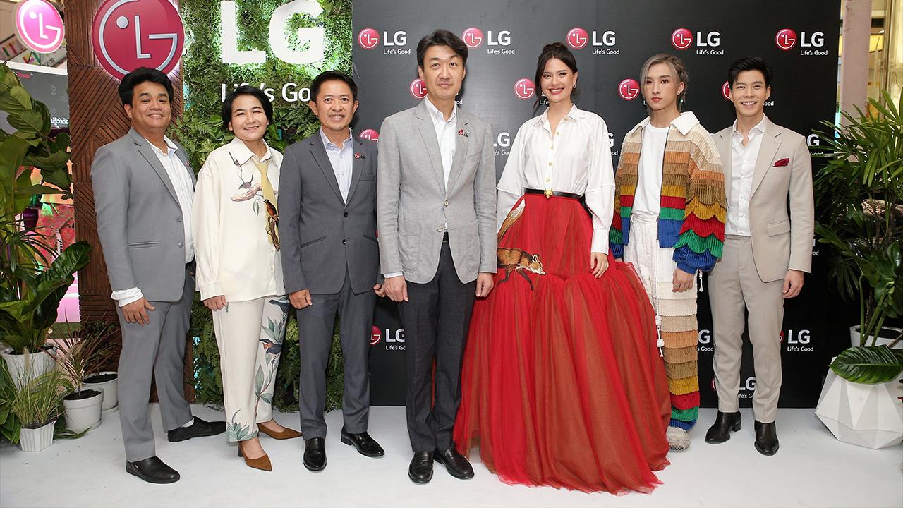 ลุยไม่หยุด ซองฮัน จอง เปิดตัว มารีญา พูลเลิศลาภ แบรนด์แอมบาสเดอร์คนล่าสุดของ แอลจี เพื่อตอกย้ำวิสัยทัศน์การมุ่งสร้างชีวิตที่ดีกว่าสำหรับทุกคน โดยมี รพี ศรีสุนทร, อาภัสรา สังขวิจิตร, อำนาจ สิงหจันทร์, ณัฐรัชต์ ตังวาย และ ปีติภัทร คูตระกูล มาร่วมงานด้วย ที่เซ็นทรัลเวิลด์ วันก่อน.