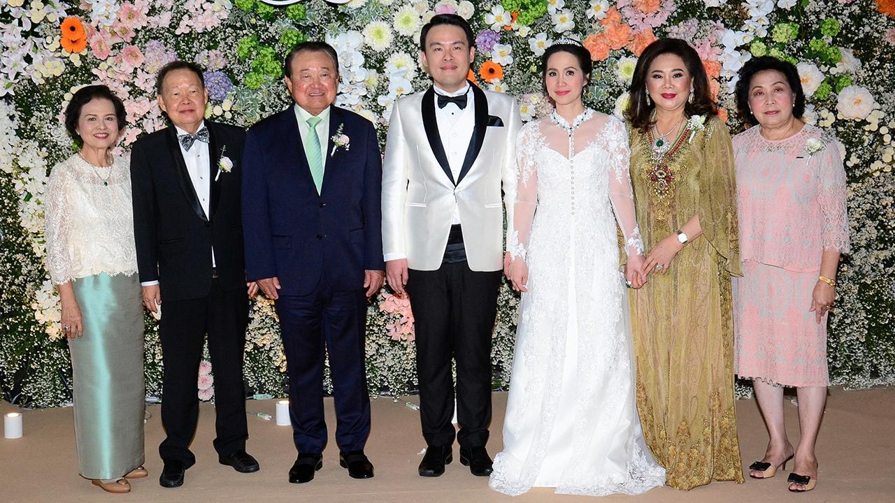 วิวาห์ชื่นมื่น พรสิทธิ์ ศรีอรทัยกุล และ เยาวเรศ ชินวัตร ร่วมกันเป็นประธานในงานวิวาห์ ระหว่าง อภิรดี เอี่ยมพึ่งพร บุตรี สมใจ เลิศเศรษฐการ กับ รัฐพล บุตร พรเสริฐ-วิญญู ศรีอรทัยกุล ท่ามกลางบรรยากาศความปลื้มปีติของบรรดาผู้มาร่วมอวยพร ที่ห้องเกรซ โรงแรมดับเบิ้ลยู วันก่อน.