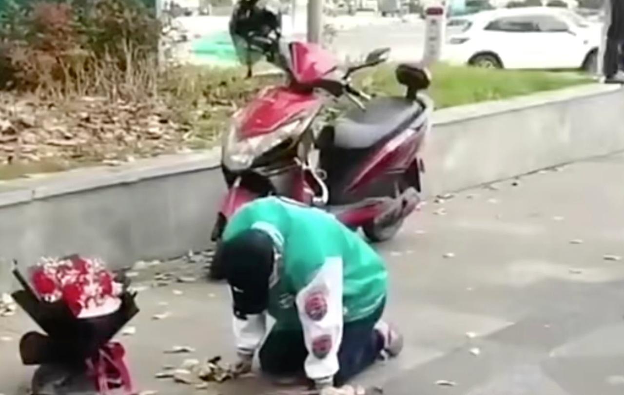 หนุ่มจีนคุกเข่ากลางสายฝน ขอร้องให้อดีตแฟนสาวยอมให้อภัยกลับมาคืนดี นานเกือบวัน จนชาวบ้านพากันสงสาร