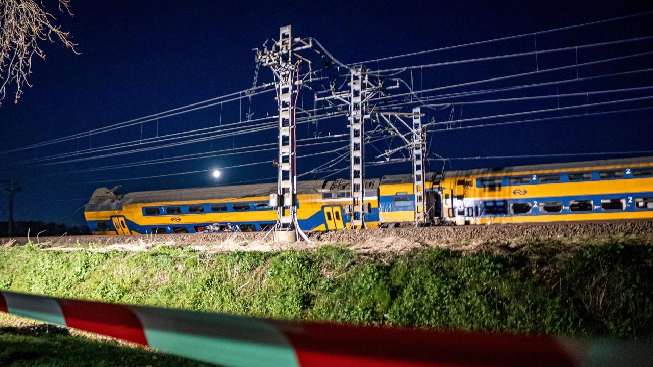 รถไฟตกรางที่เนเธอร์แลนด์ คาดชนกับอุปกรณ์ก่อสร้าง เมื่อช่วงเช้ามืดวันที่ 4 เม.ย.2566 ทำให้มีผู้เสียชีวิตอย่างน้อย 1 ศพ บาดเจ็บประมาณ 30 ราย