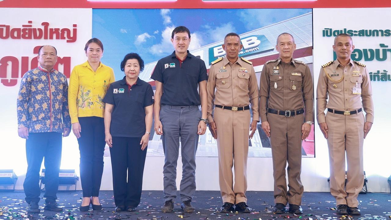 มีอีกสาขา - พล.ร.ต.ณัฐพงค์ ญาโณทัยขจิตต์ และ สุทธิสาร จิราธิวัฒน์ เปิด “ไทยวัสดุ × บีเอ็นบี โฮม” ร้านจำหน่ายวัสดุก่อสร้างและสินค้าเกี่ยวกับบ้าน โดยมี น.อ.จงเจริญ แจ้งจุล, พ.ต.อ.ธีรพันธ์ นิธิภณยางสง่า และ ปาริชาติ ยามวินิจ มาร่วมงานด้วย ที่ อ.เมือง จ.ภูเก็ต วันก่อน.