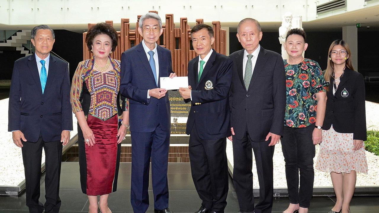 เพื่อการศึกษา - กิตติพงษ์ เตรัตนชัย ประธาน กก.บริษัทธีรชัยไพศาล คอร์ปอเรชั่น พร้อมภรรยา ยุวดี มอบเงินจำนวน 100,000 บาท ให้ สราวุธ วัชรพล เพื่อสมทบทุนมูลนิธิไทยรัฐ โดยมี วิบูลย์ เลาหพงศ์ชนะ และ คงฤทธ เติมวัฒนางกูร มาร่วมในพิธีด้วย ที่ สนง.นสพ.ไทยรัฐ วันก่อน.