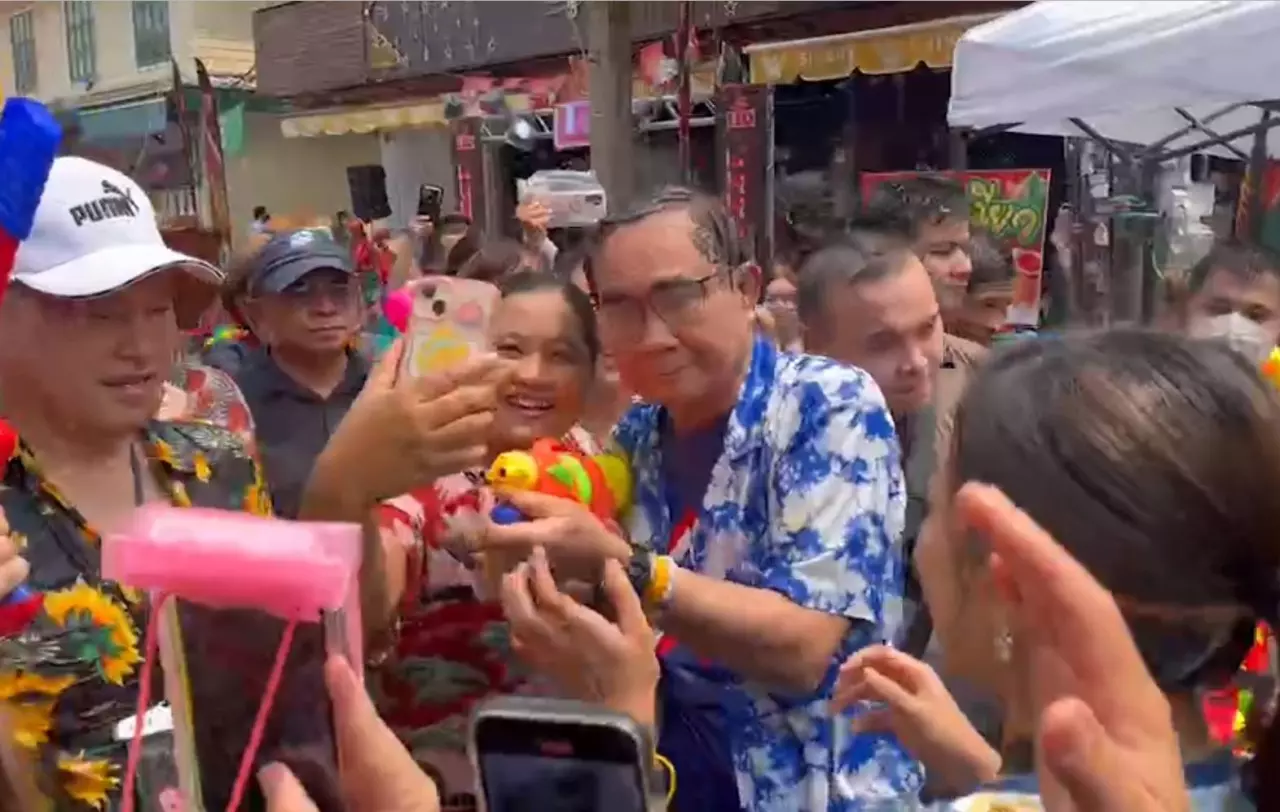 "บิ๊กตู่" ลุย เล่นสงกรานต์ ถนนข้าวสาร ไม่ได้เล่นมา ตั้งแต่อายุ 15 ปี (คลิป)