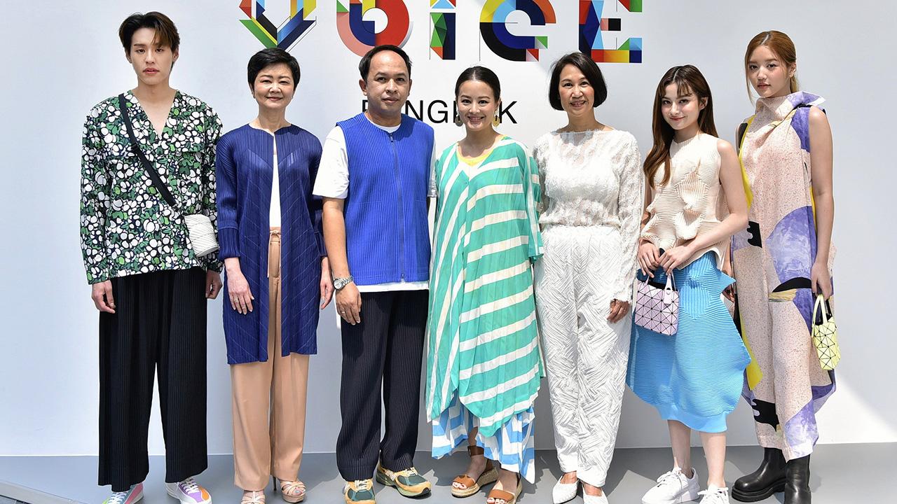 กระเป๋า 8 สี แพรวา พงศธร และ เอกวิทย์ ชัยวรานุรักษ์ เปิดงาน “BAO BAO VOICE” อีเวนต์เต็มรูปแบบจาก BAO BAO ISSEY MIYAKE พร้อมเปิดตัวกระเป๋ารุ่น Lucent Boxy 8 สีพิเศษ โดยมี โสภาวดี เพชรชาติ และ ณริสาห์ วิวัฒนกิจเจริญ มาร่วมงานด้วย ที่สยามดิสคัฟเวอรี่ วันก่อน.